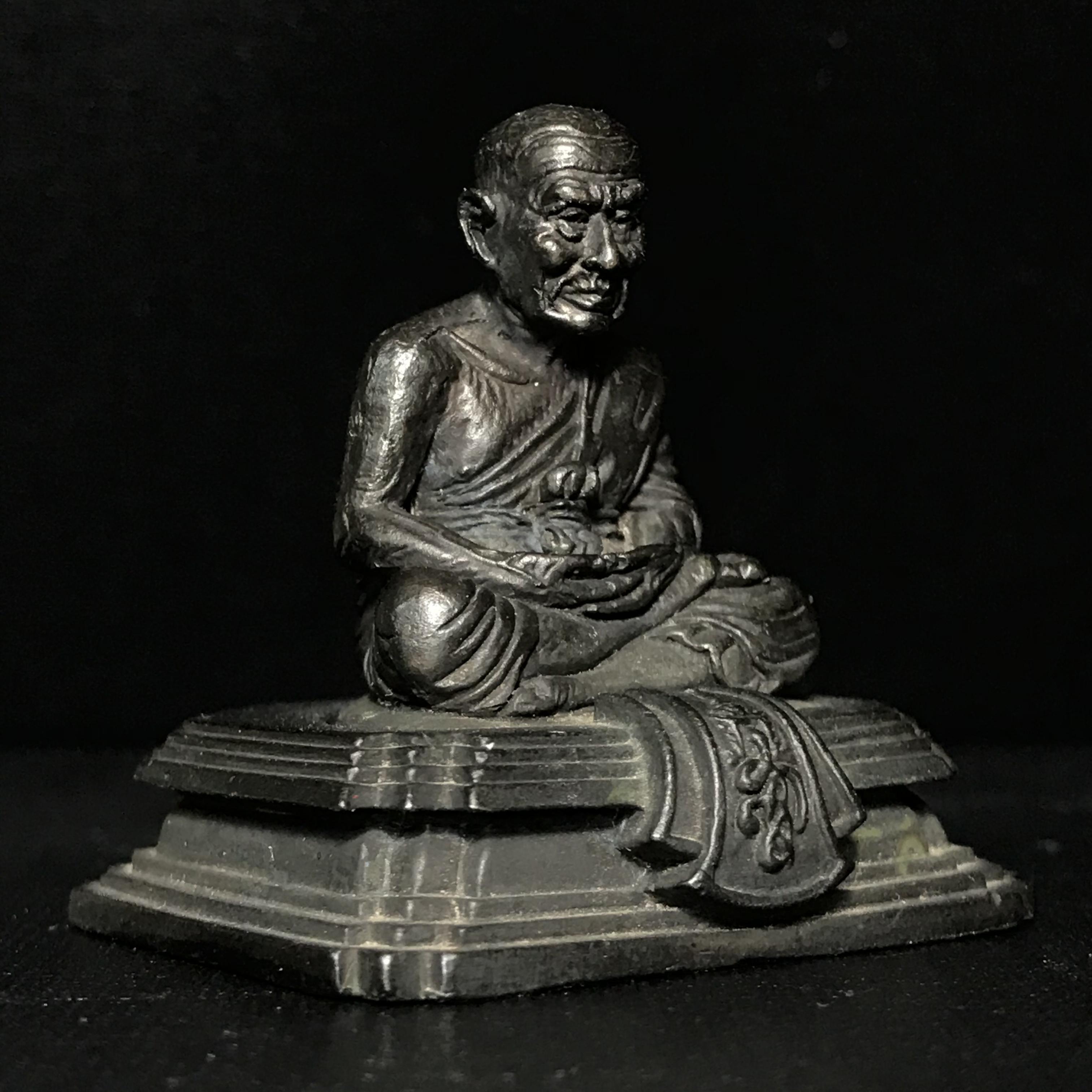 รูปหล่อพระหลวงพ่อทวด สก. ขนาดตั้งบูชาหน้ารถ วัดห้วยมงคล ปี 2546(รุ่น2) สร้างจากเนื้อโลหะที่ตัดชนวนจากส่วนของเศียรหลวงพ่อทวดองค์ใหญ่(คุ้มครองปลอดภัย แคล้วคลาด พิธีใหญ่ มวสสารดี)1 ใน 2500 องค์