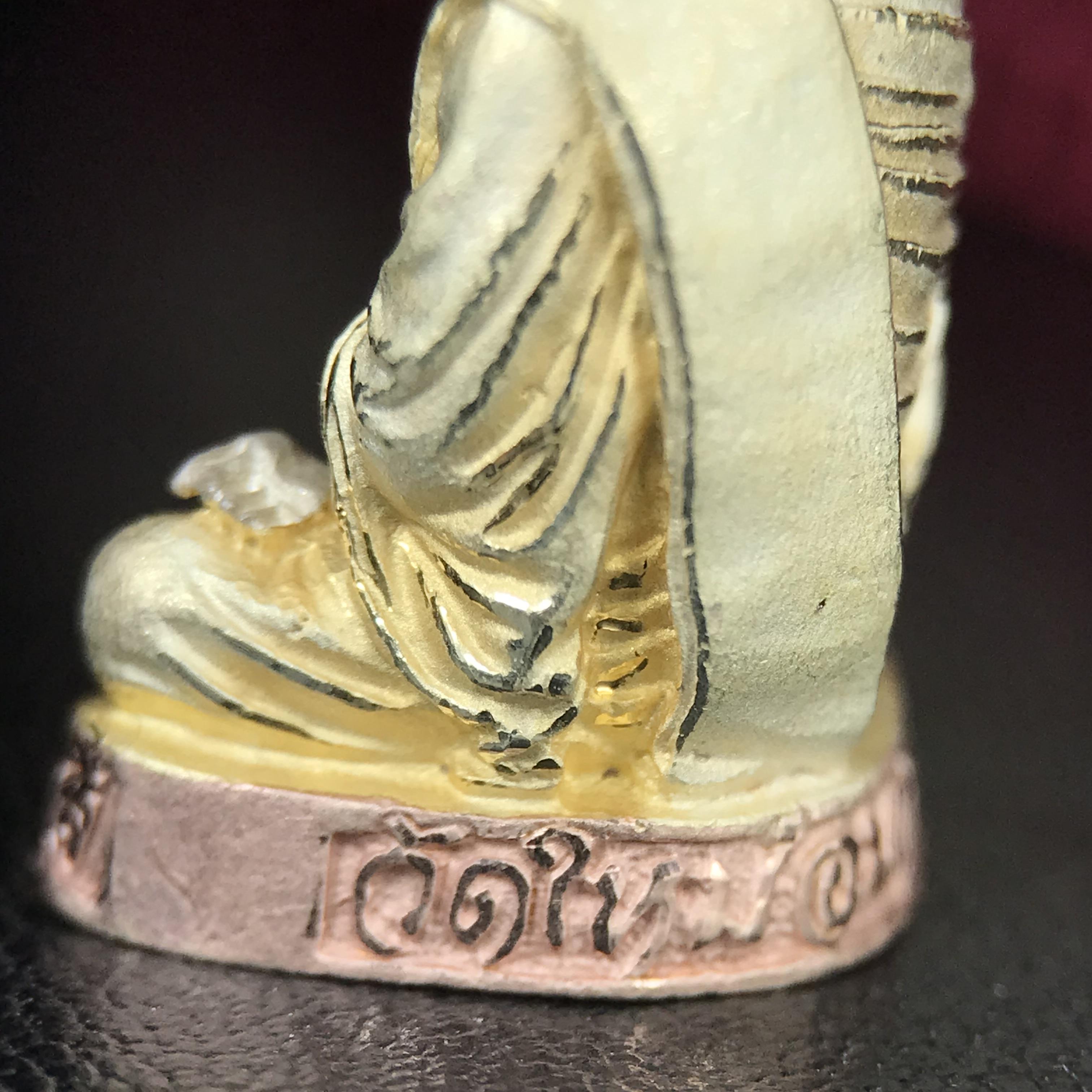 รูปเหมือนสมเด็จพระพุฒาจารย์ (โต พรหมรังสี)วัดใหม่อมตรส บางขุนพรหม ปี2540 รุ่นกาญจนาภิเษก จัดสร้างในวโรกาสที่รัชกาลที่ 9 ทรงครองสิริราชสมบัติ ครบ 50ปี ลอยองค์พิมพ์ใหญ่ เนื้อเงินบริสุทธิ์ 99.9% แบบชุบสามกษัตริย์ขัดเงาบางส่วน พร้อมกล่องบรรจุเดิมครบ