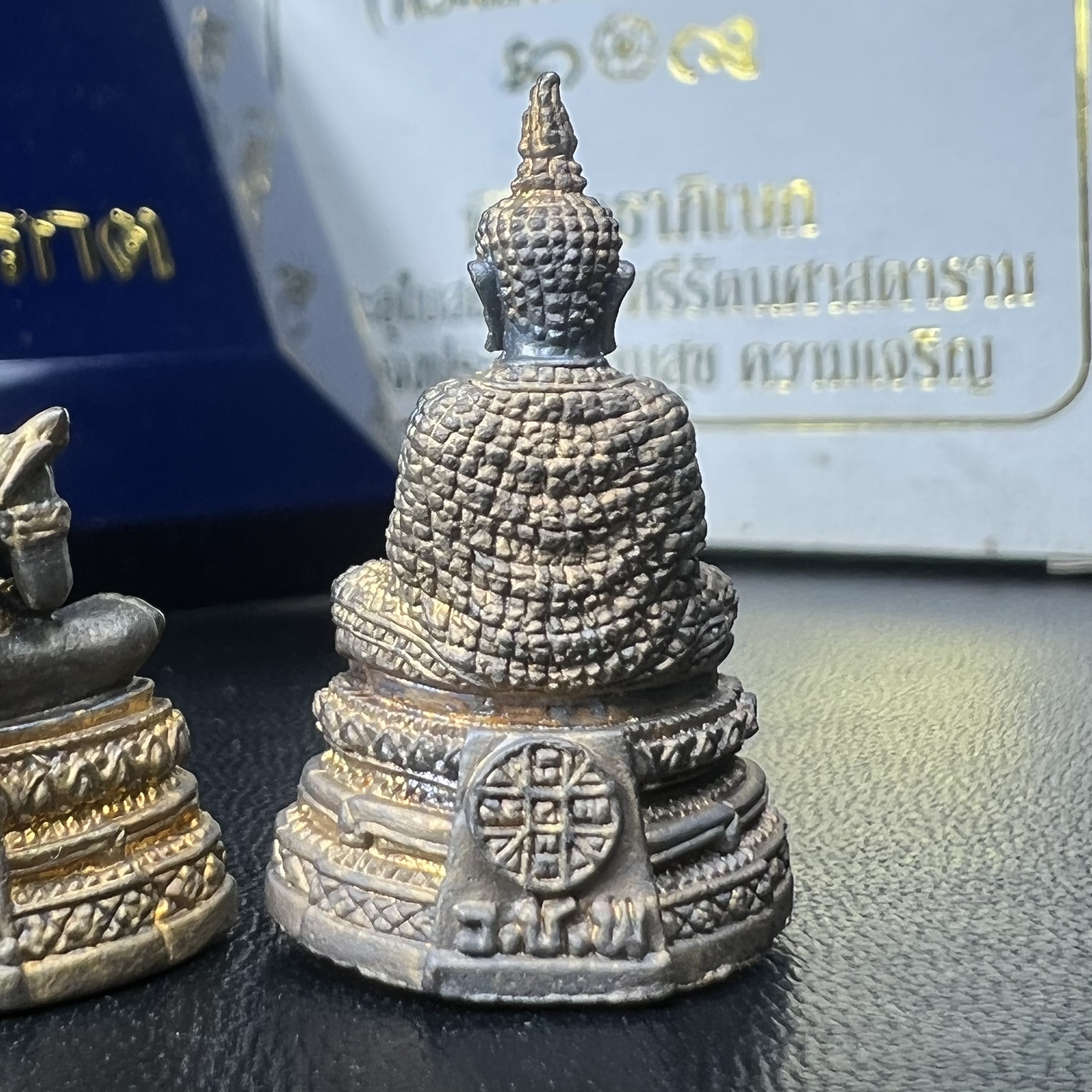 พระแก้วมรกต รุ่นเทิดพระเกียรติ พิธีมหาพุทธาภิเษก ณ.วัดพระศรีรัตนศาสดาราม วันเสาร์ห้าที่ 26 เม .ย. 2540 ชุด 3 ฤดู (1 ชุด 3 องค์)เนื้อสองกษัตริย์ ผิวเดิมครบชุดพร้อมกล่องบรรจุเดิม