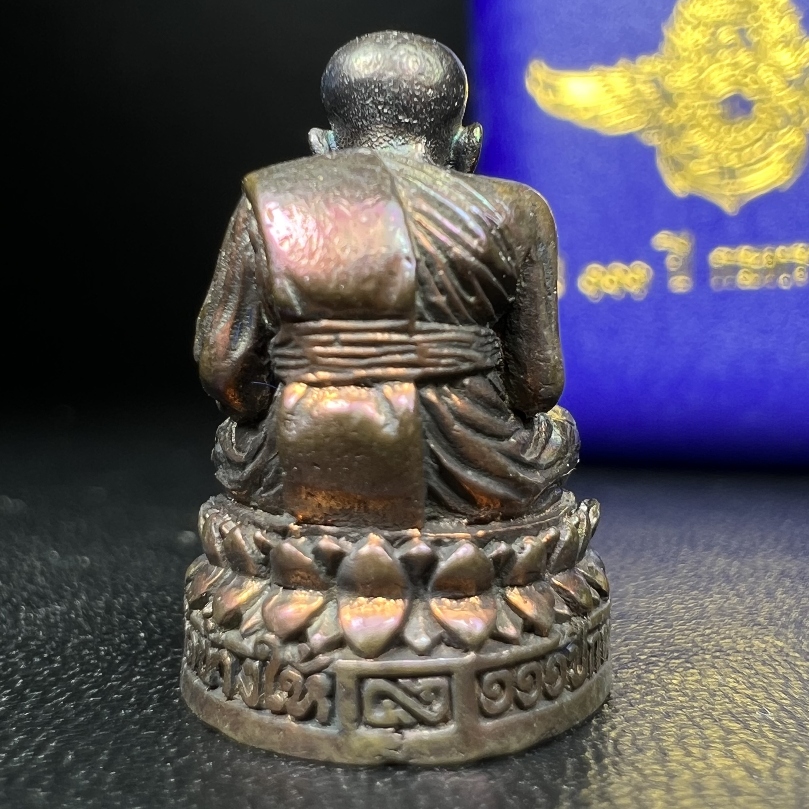 รูปเหมือนหล่อลอยองค์หลวงปู่ทวด รุ่น 111ปี กระทรวงกลาโหม เนื้อนวโลหะรมดำ-ปัดเงา ปี2540 พิธีใหญ่ เข้มขลัง นิยม พร้อมกล่องบรรจุเดิม(คัดสภาพสวยผิวเทพๆผิวรุ้งๆ)ทั้งพิธีทั้งพุทธศิลป์ทรงคุณค่าอีกหนึ่งรุ่นยอดนิยม