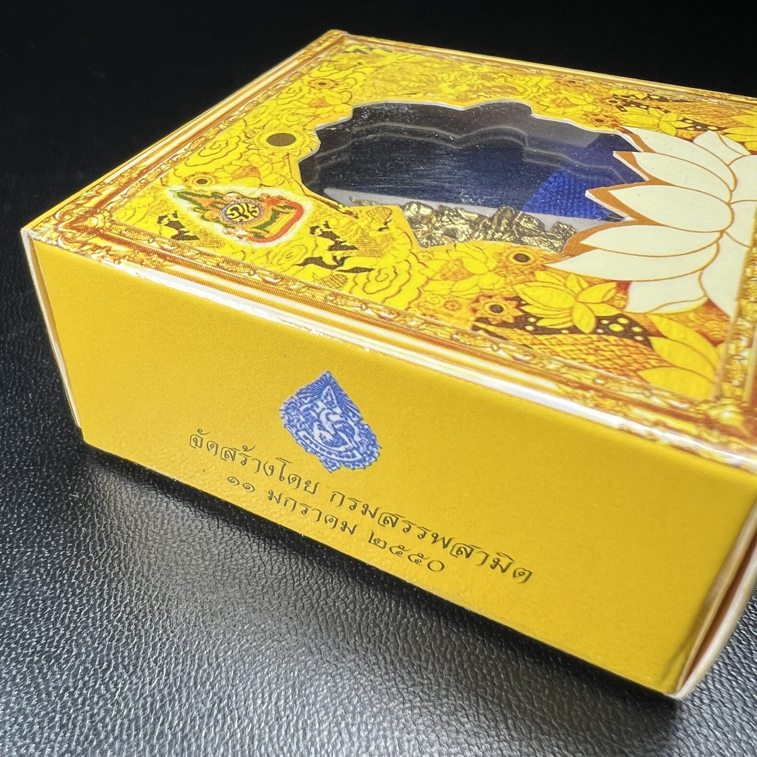 พระแก้วมรกต(จำลอง)ทรงเครื่องฤดูร้อน พระผงบูชา ด้านหน้าปิดทอง ด้านหลังตราสัญลักษณ์ฉลองสิริราชสมบัติครบ 60ปี เนื้อเงินขึ้นสีรุ้งธรรมชาติสร้างสรรค์งดงาม(รุ่นนี้ได้พระราชทานเส้นพระเจ้า(เส้นผม)รัชกาลที่9ในการจัดสร้าง)