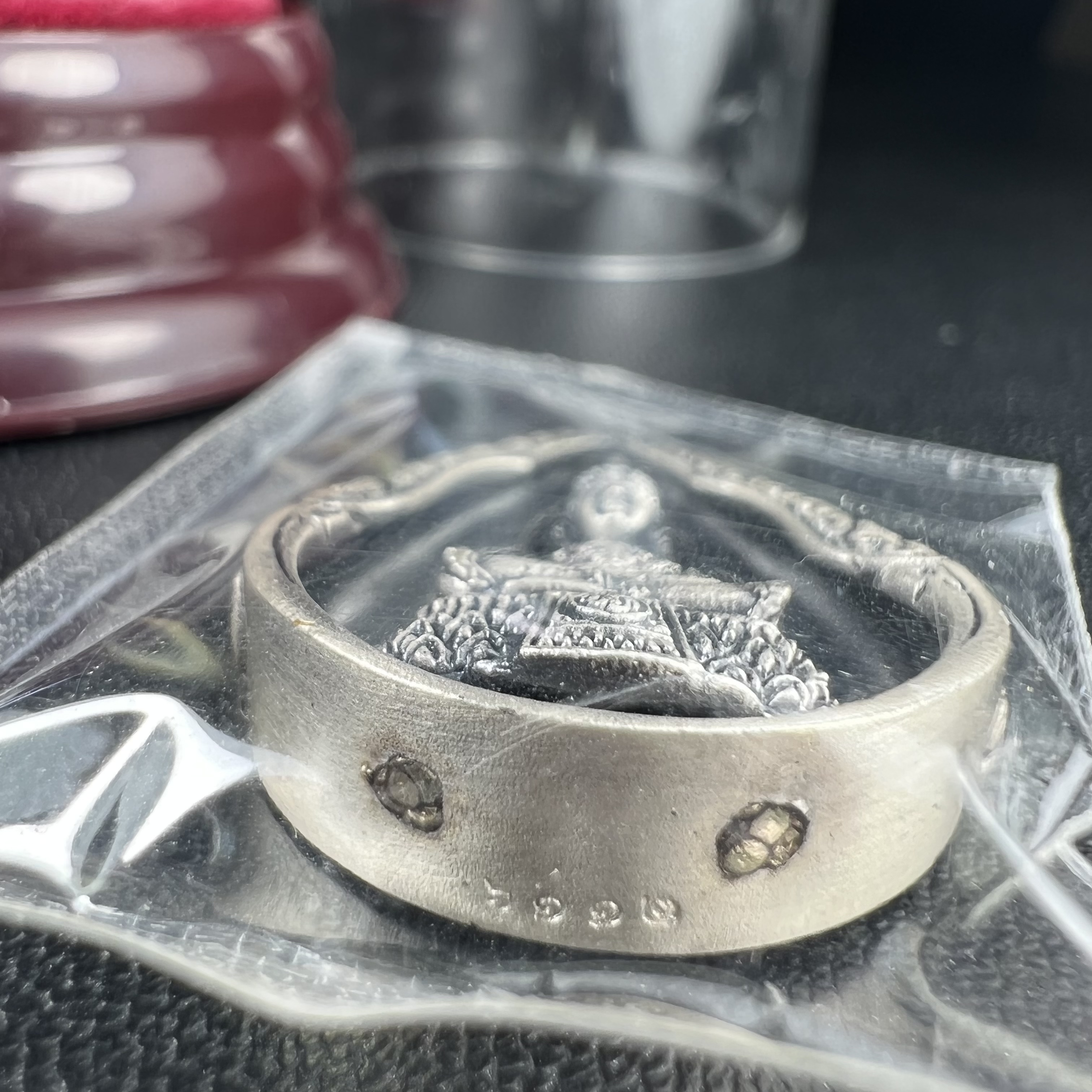 พระแก้วมรกต ภปร.(รุ่นแรก) ปี2545 รุ่นฉลองกรุงรัตนโกสินทร์ครบ 220 ปี พิมพ์ลอยองค์ทรงหยดน้ำ เนื้ออัลปาก้า ชุบเงินลงดำ ขนาด 18*27 มม. พร้อมครอบตั้งโชว์เดิม องค์พระซีนซองเดิม สวยครบสมบูรณ์