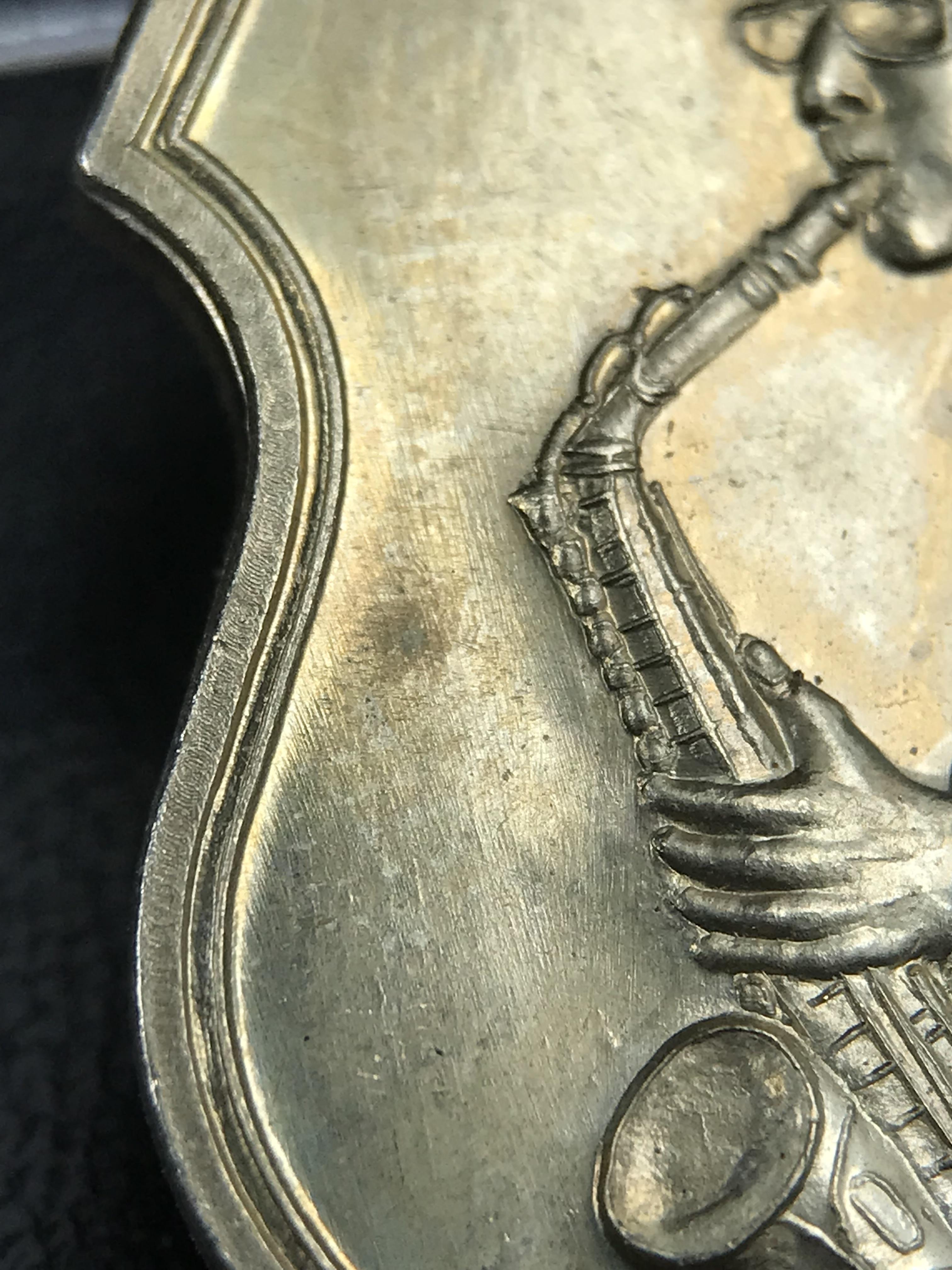 เหรียญครอบครูช่างหลวง(ในหลวงทรงดนตรี) เนื้ออัลปาก้า ปี 2550(หายาก)สุดยอดแห่งความหายากมีหมุนเวียนให้เห็นน้อยมากเป็นอีกหนึ่งรุ่นยอดนิยมของเสด็จพ่อร.9เหรียญนี้สวยมากผิวน้ำทองทั่วทั้งเหรียญ