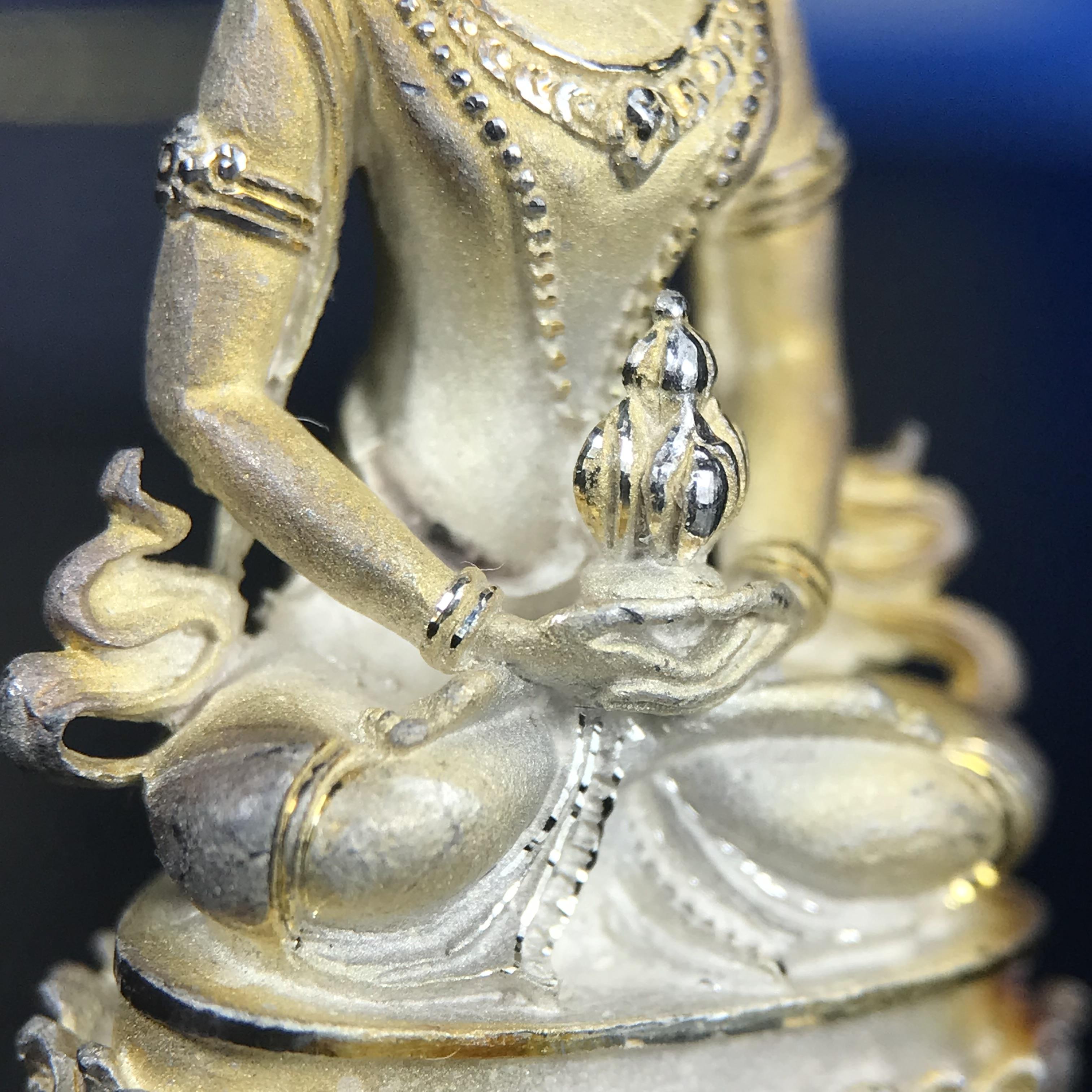 พระกริ่งอวโลกิเตศวร ( เจ้าแม่กวนอิม ) วัดโพธิ์แมนคุณาราม รุ่นอุดมโภคทรัพย์ พ.ศ.2539 เนื้อเงินพ่นทราย(ผิวเดิม ขึ้นสีรุ้งธรรมชาติ แบบนิยม เสน่ห์ของพระเนื้อเงิน) (พร้อมกล่องบรรจุการ์ดใบรับรองเดิมครบ)(อีกหนึ่งรุ่นยอดนิยม พุทธศิลป์สวยงดงาม)หายาก 1 ใน 5000 องค์