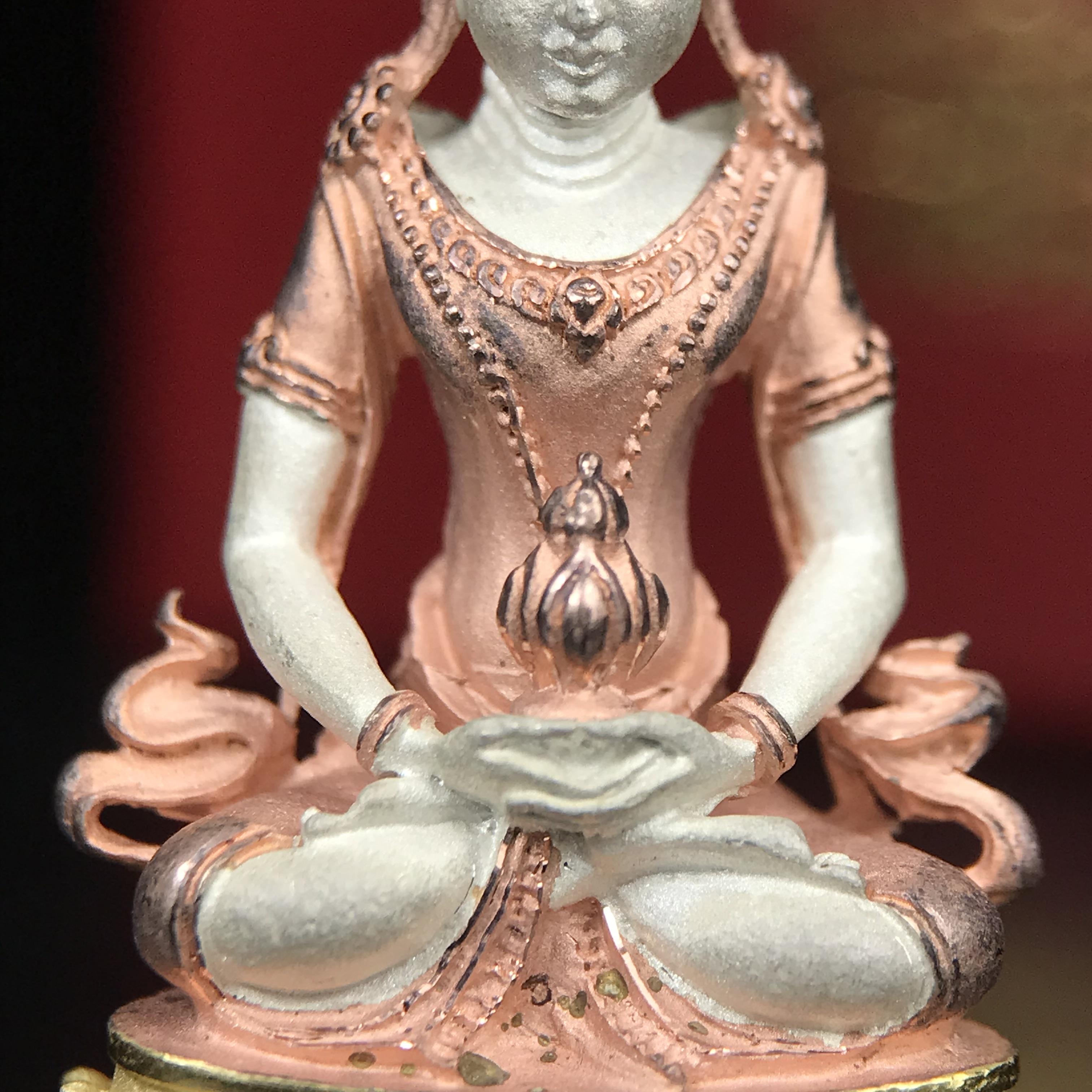 พระกริ่งอวโลกิเตศวร ( เจ้าแม่กวนอิม ) วัดโพธิ์แมนคุณาราม รุ่นอุดมโภคทรัพย์ พ.ศ.2539 เนื้อเงิน 3 กษัตริย์ (องค์พิเศษกรรมการ ฝังเพชรตำแหน่งดวงตาที่สามกลางหน้าผาก 1 เม็ด)(อีกหนึ่งรุ่นยอดนิยม พุทธศิลป์สวยงดงาม)***องค์พิเศษกรรมการฝังเพชร พบเจอน้อยหายากมาก***