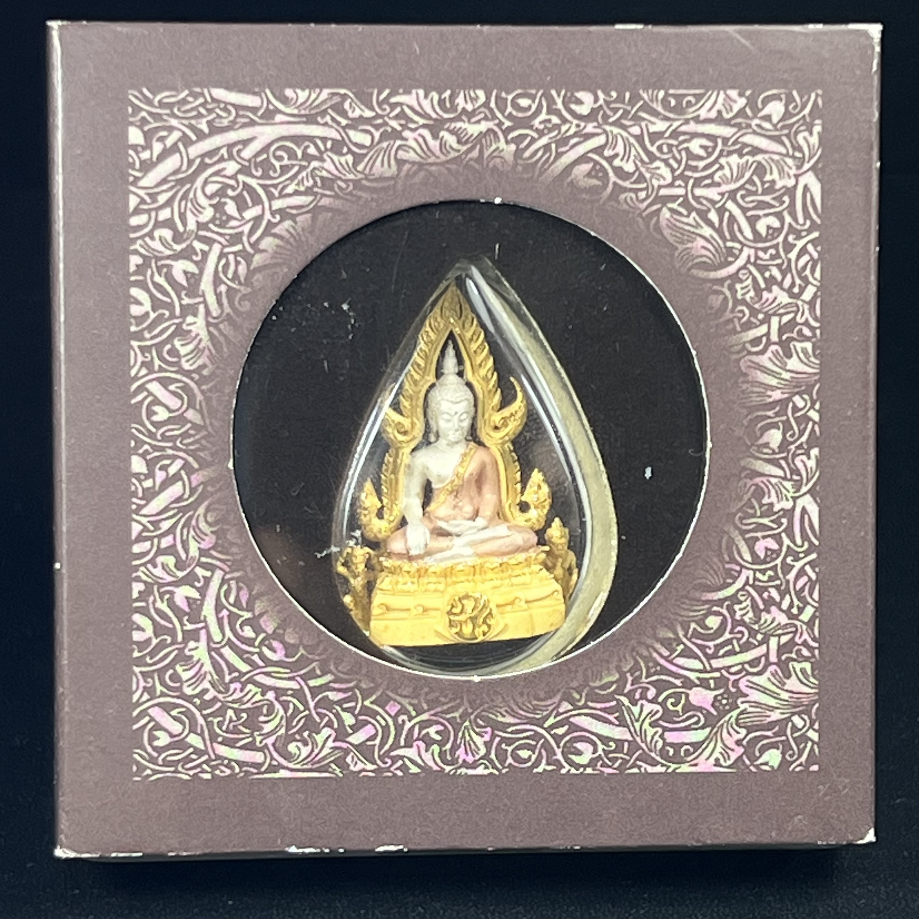 พระพุทธชินราช ภปร. โครงการ "เพราะแผ่นดินนี้ คือ แผ่นดินเกิด" ปี 2548(รุ่นแรก) ลอยองค์เนื้อเงินสามกษัตริย์ หน้าตัก 1/2 นิ้ว (ขนาด 3.5 x 2.5 ซม.) พุทธศิลป์งดงามทรงคุณค่า รุ่นยอดนิยม(องค์หมายเลข ๘๘๕๐)