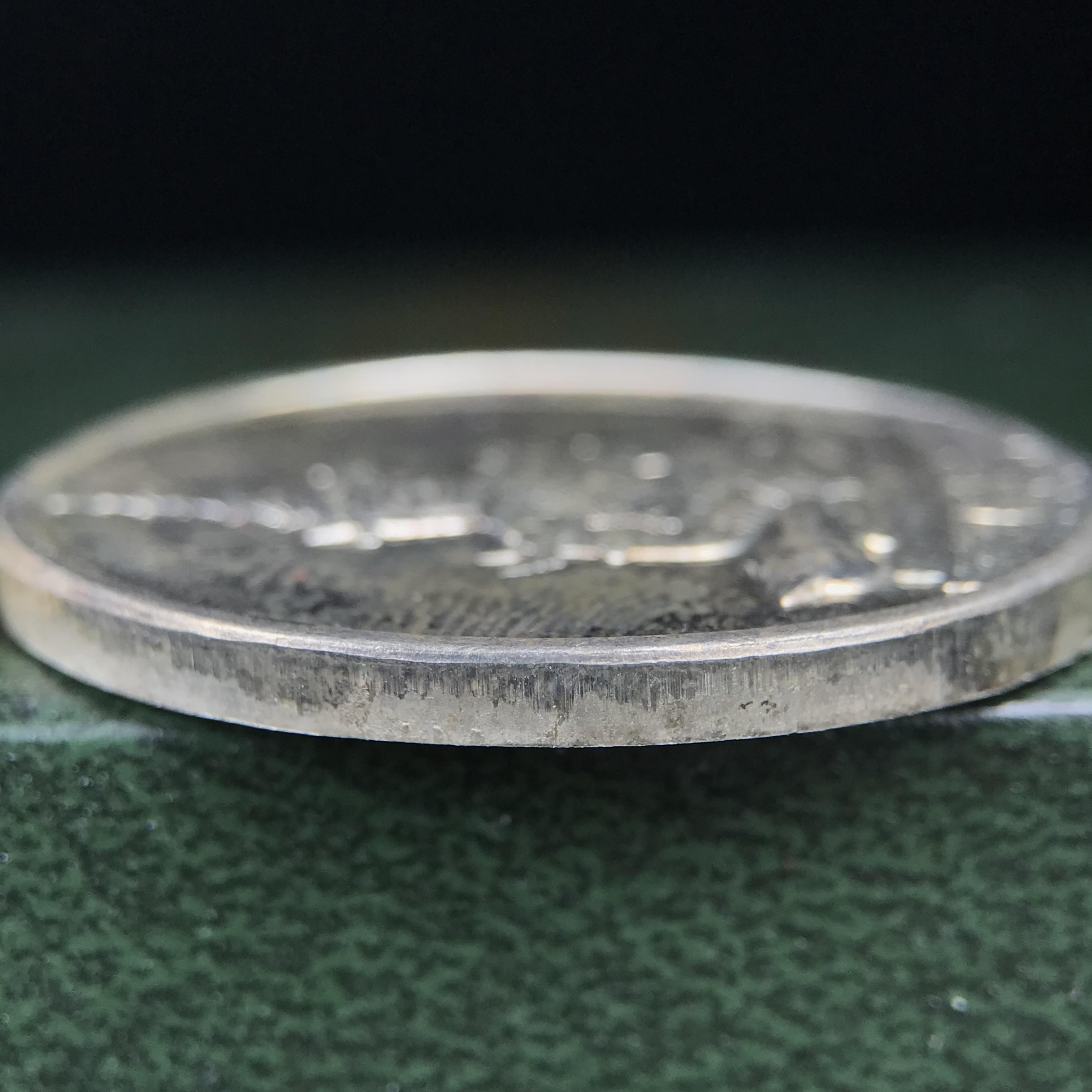 เหรียญพระแก้วมรกตหลัง ภปร. ฉลองกรุงรัตนโกสินทร์ครบ 200 ปี พ.ศ.2525 เนื้อเงินกล่องบรรจุเดิมครบ3พิมพ์(บล็อกพระราชศรัธา)(ในหลวงรัชกาลที่9 เสด็จในพิธี)พระคู่บ้านคู่เมือง...พระดี...พิธีใหญ่