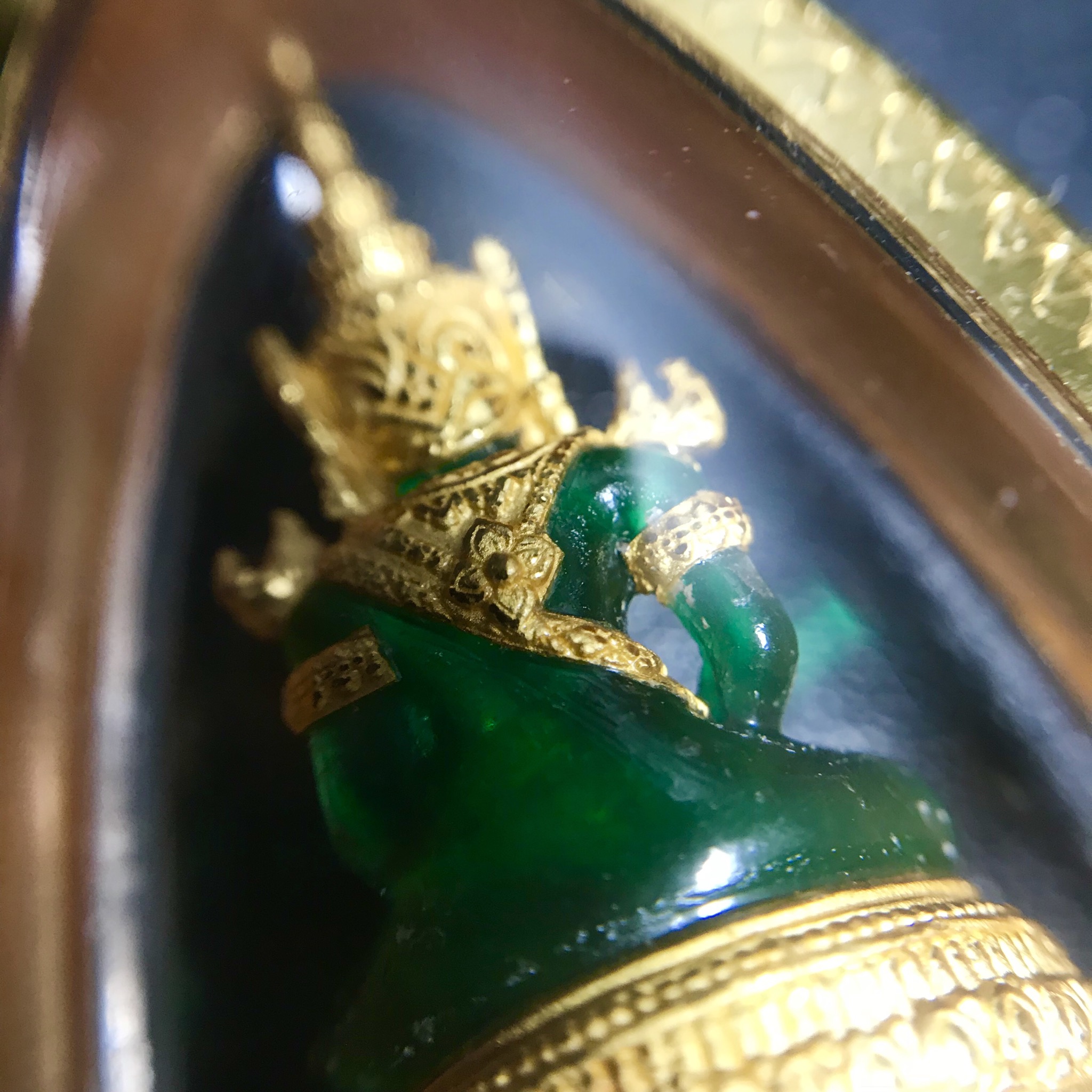 พระแก้วมรกต ภปร. ปี2547 จัดสร้างโดย รพ.ภูมิพลฯ เนื้อเรซิ่นหุ้มทองคำพิมพ์ลอยองค์ หน้าตัก 1/2 นิ้ว เลี่ยมกรอบทองคำแท้พร้อมใช้