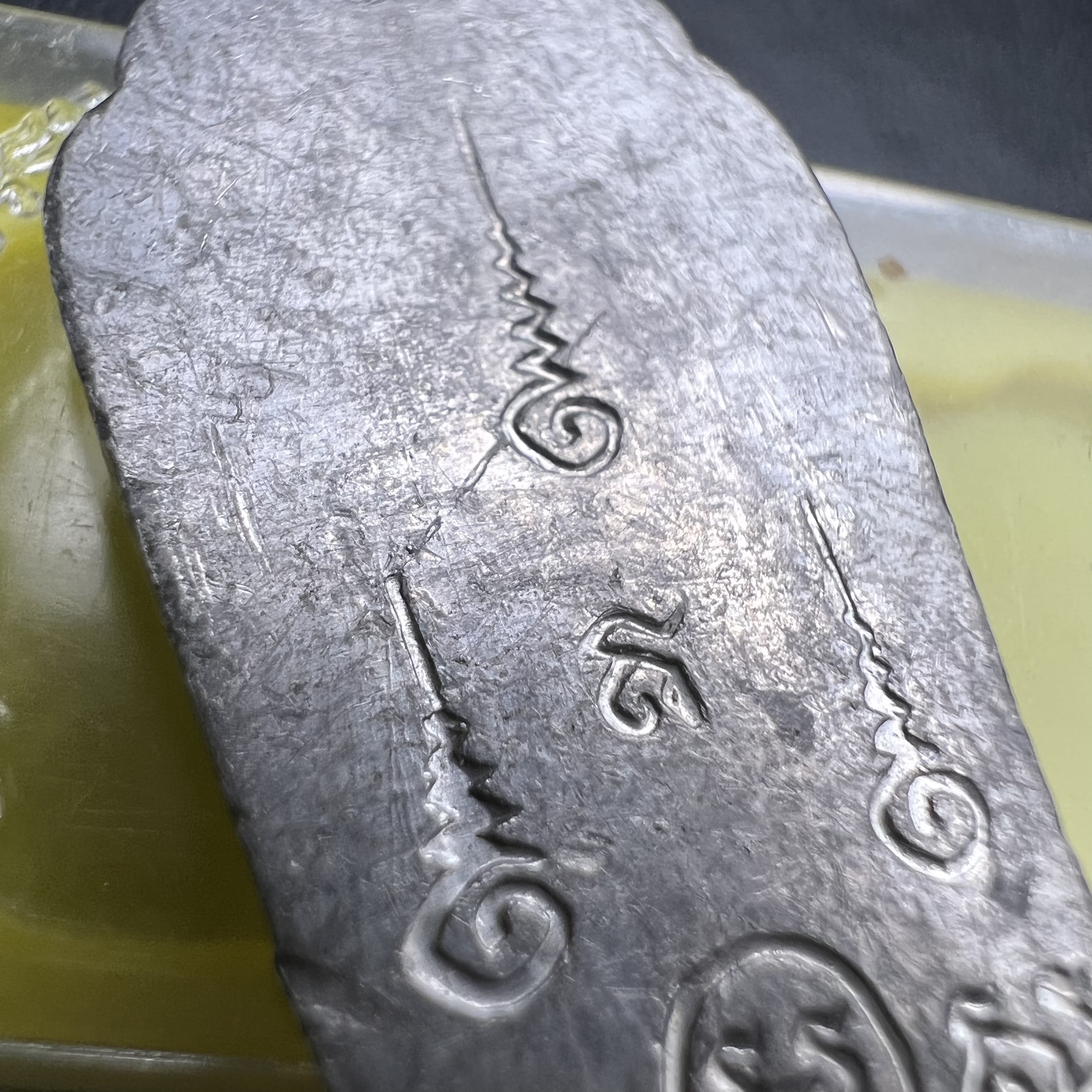 เหรียญพระลีลา 25 พุทธศตวรรษ ปี2500 เนื้อชินดีบุก(พิมพ์หางหงส์ บล็อกมีเขี้ยว)(พระดี พิธีใหญ่ ในหลวง ร.9 เสด็จร่วมพิธี)