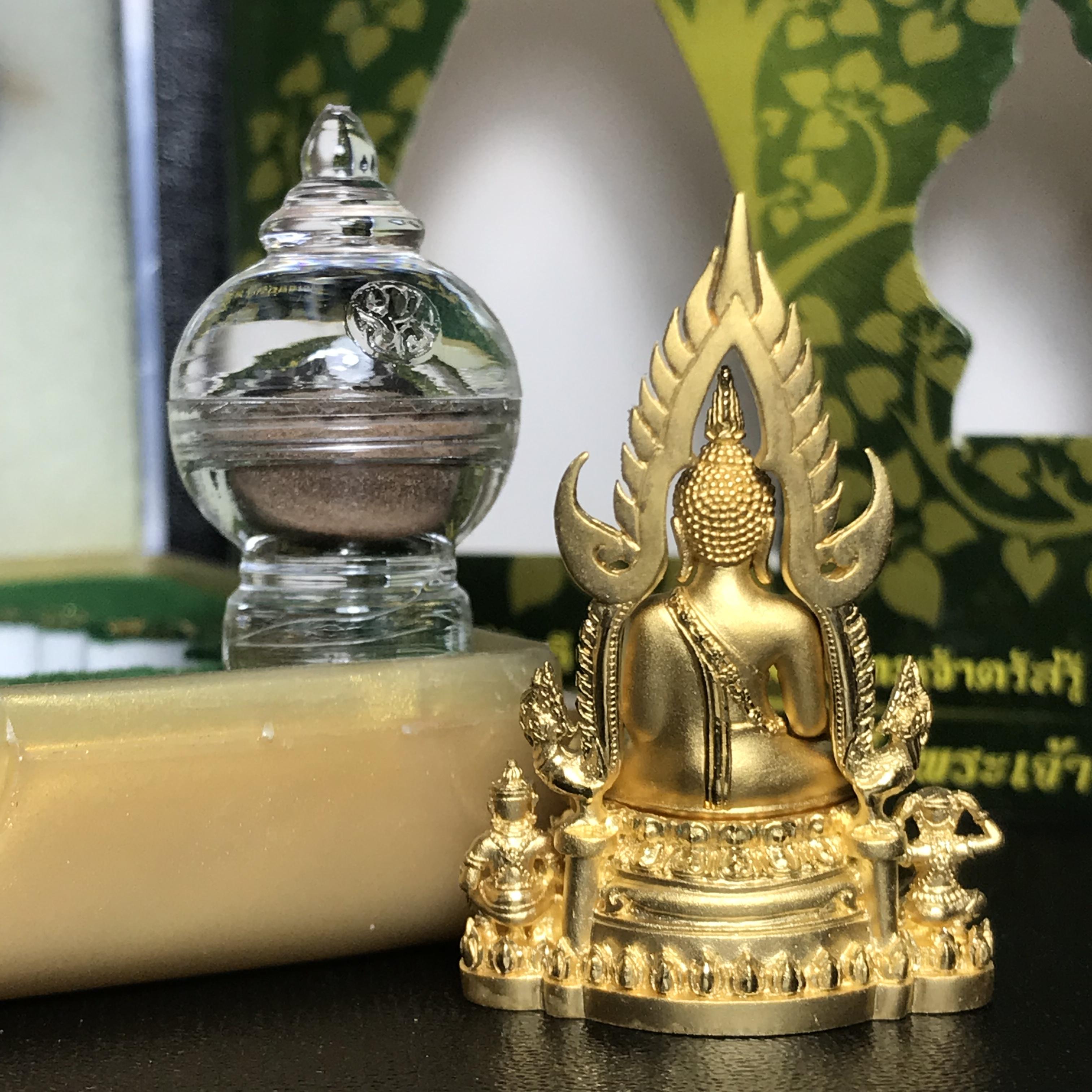 พระพุทธชินราช(จำลอง) ภปร. 84 พรรษา เนื้อทองคำ พิมพ์กลางขนาดหน้าตัก 1/2 นิ้ว(1ใน1000องค์) )(พระราชทานมวลสาร จิตรลดาและเส้นพระเจ้า(เส้นผม)รัชกาลที่9)