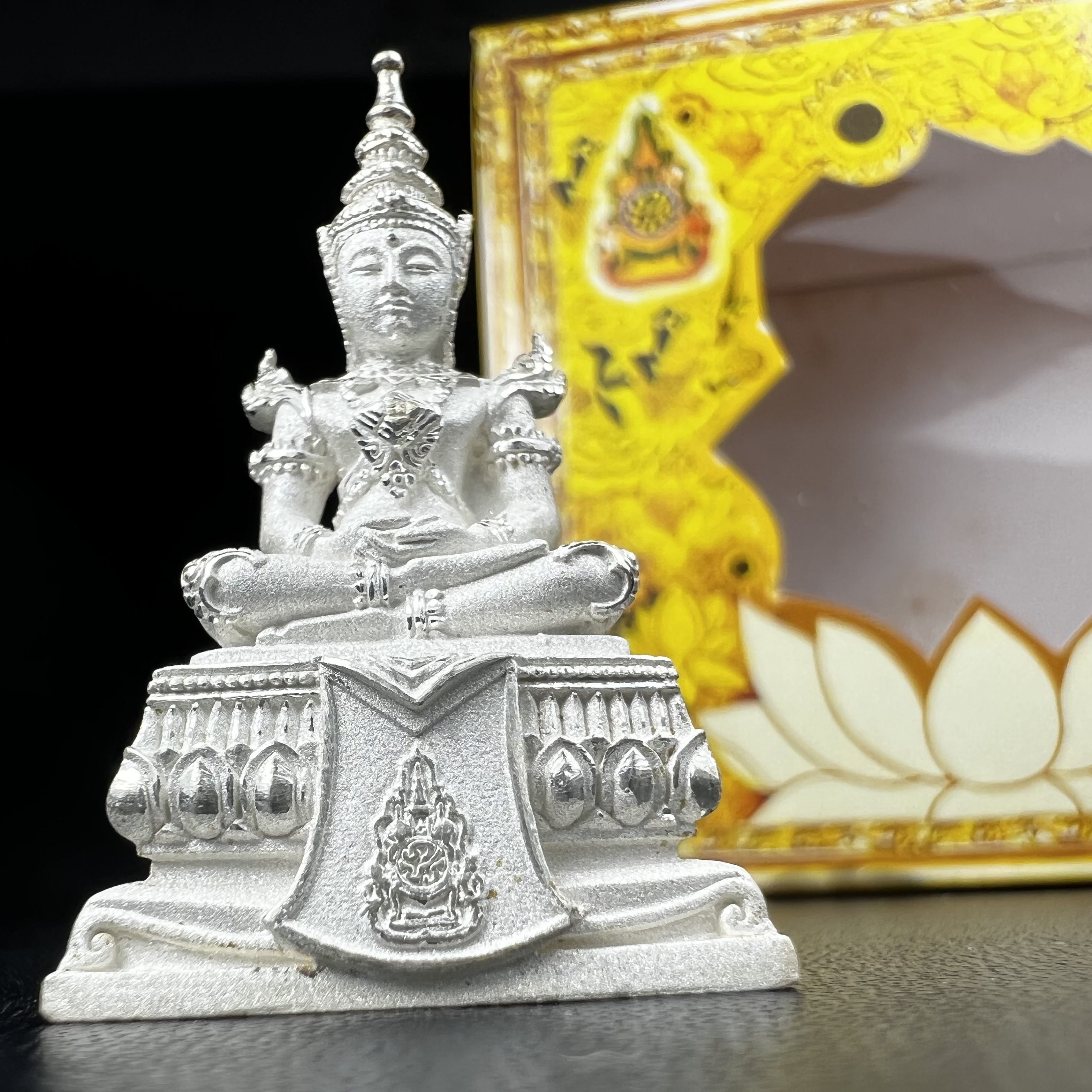 พระแก้วมรกต(จำลอง)ลอยองค์ ขนาดหน้าตัก 1/2 นิ้ว ทรงเครื่องฤดูร้อน เนื้อเงิน ตราสัญลักษณ์ฉลองสิริราชสมบัติ ครบ 60 ปี พ.ศ.2549(สภาพสวย ครบ สมบูรณ์))