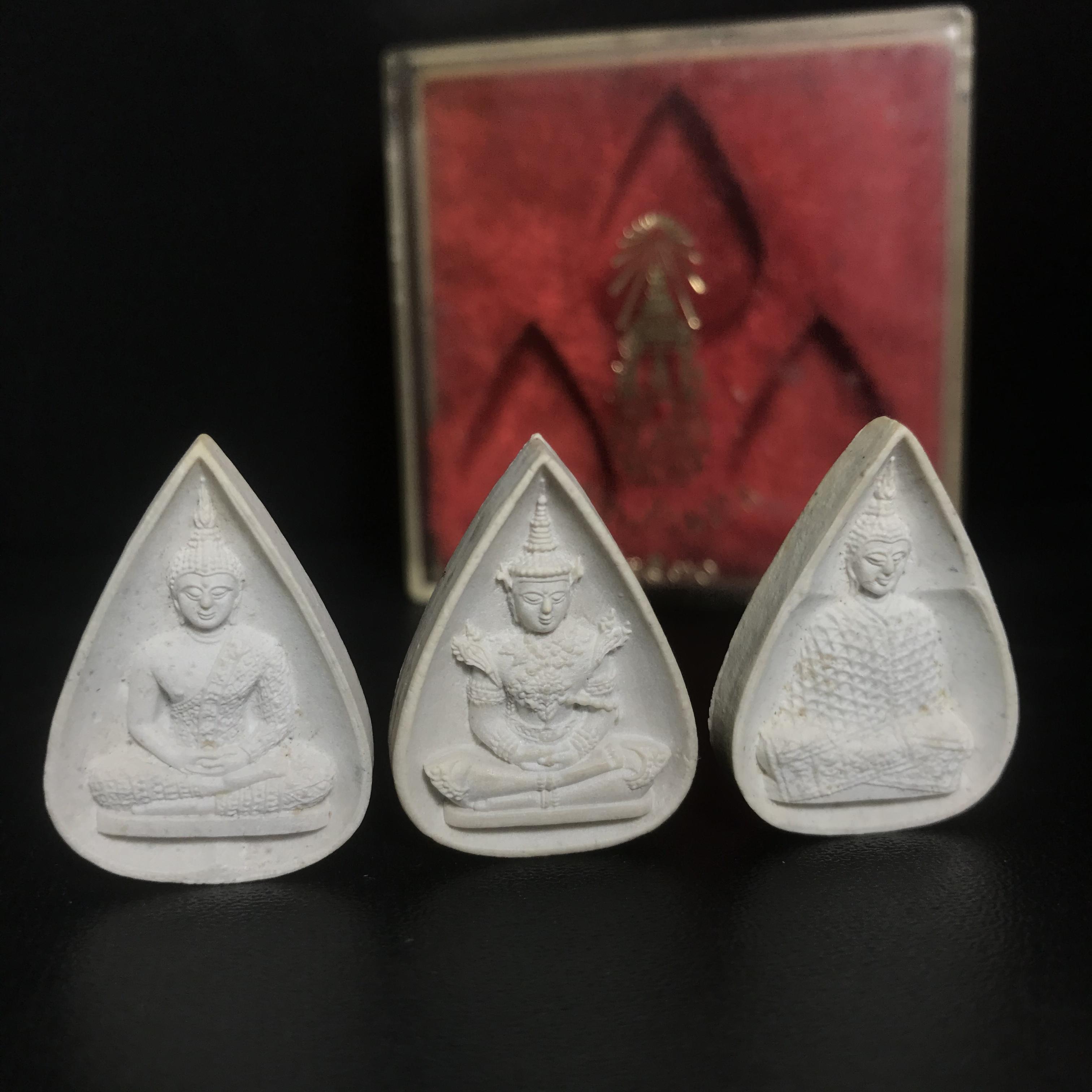 พระแก้วมรกต หลัง ภปร. เนื้อผง ปี2530 พระดี พิธีใหญ่ ประกอบพิธีพุทธาภิเษกพร้อมกับพิธีพระกริ่งปวเรศ ปี2530 วัดบวรนิเวศและวัดพระแก้ว(ครบชุดสามฤดูกล่องเดิมครบ)หายาก