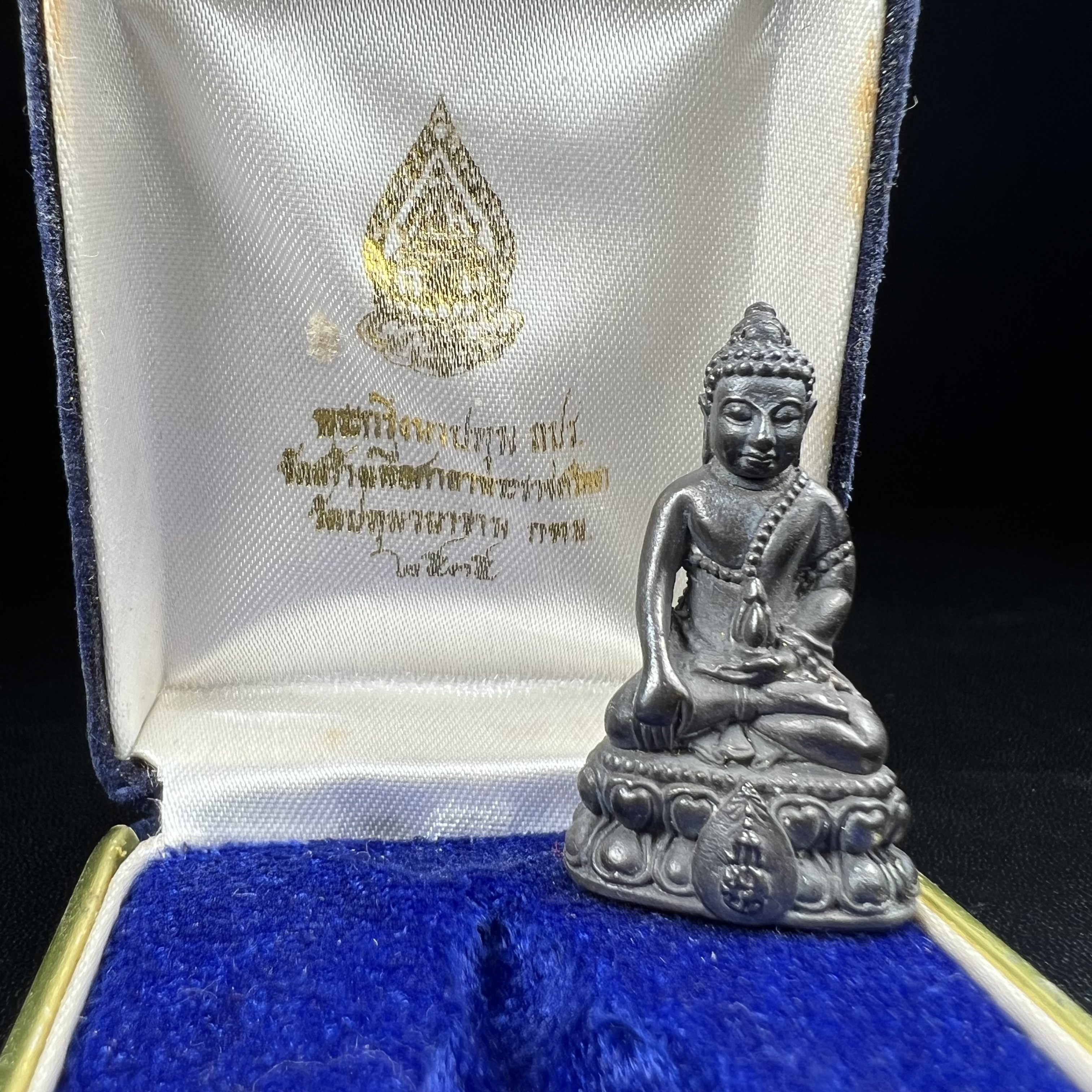 พระกริ่งนวปทุม ภปร. วัดปทุมวนาราม ปี 2535 เนื้อนวโลหะ(เข้มขลัง สวย งดงาม) ขนาดสูง 3.7 ซม. พร้อมกล่องพิเศษบรรจุเดิมครบสมบูรณ์ (ในหลวงรัชกาลที่9เสด็จเททอง)(1ใน3000องค์)นิยมหายาก