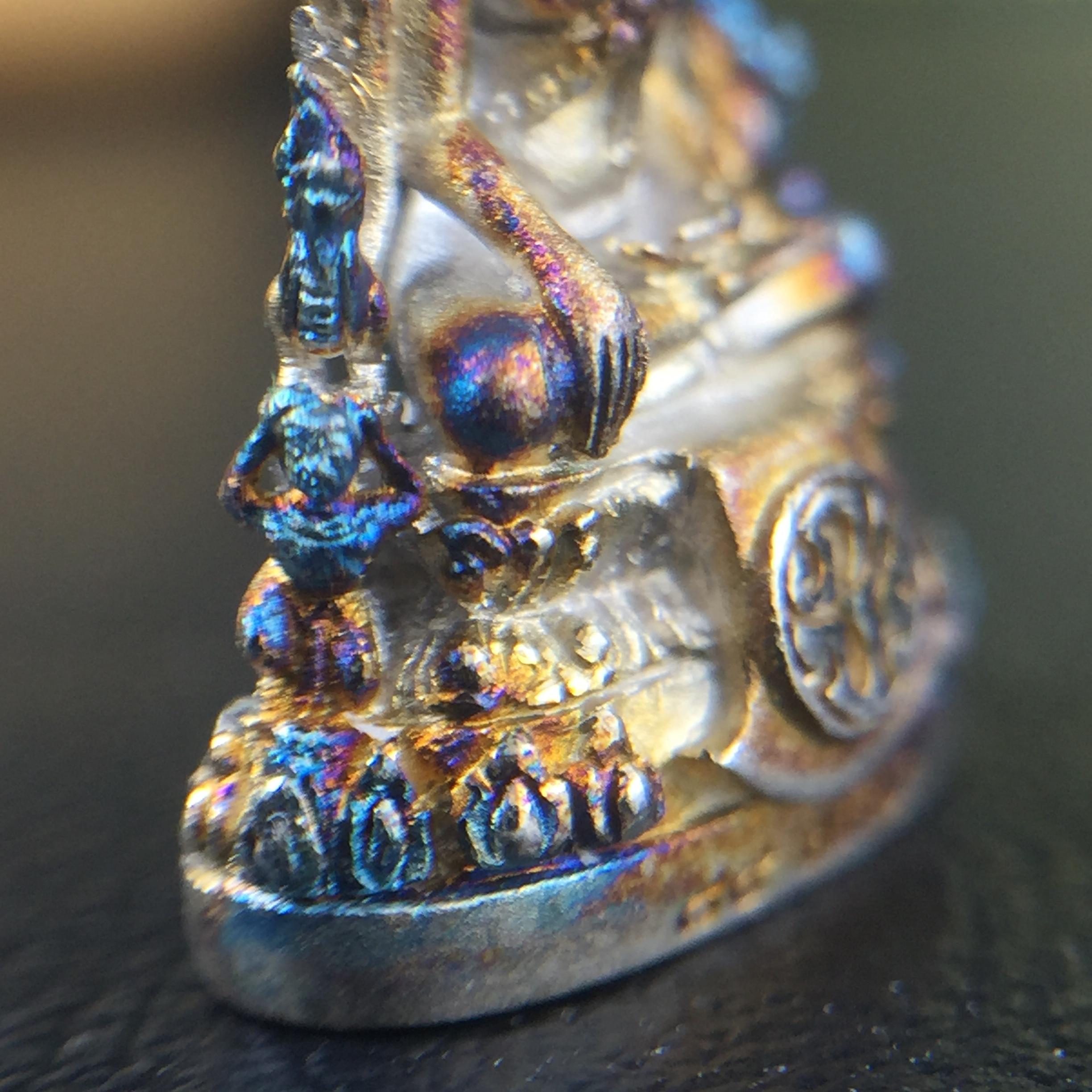 พระพุทธชินราช(จำลอง) ภปร. 84 พรรษา เนื้อเงินชุบทองคำขาว พิมพ์เล็กขนาดหน้าตัก 1/4 นิ้ว (สภาพผิวเดิมสวย ขึ้นสีรุ้งธรรมชาติ แบบนิยม)(พระราชทานมวลสาร จิตรลดาและเส้นพระเจ้า(เส้นผม))