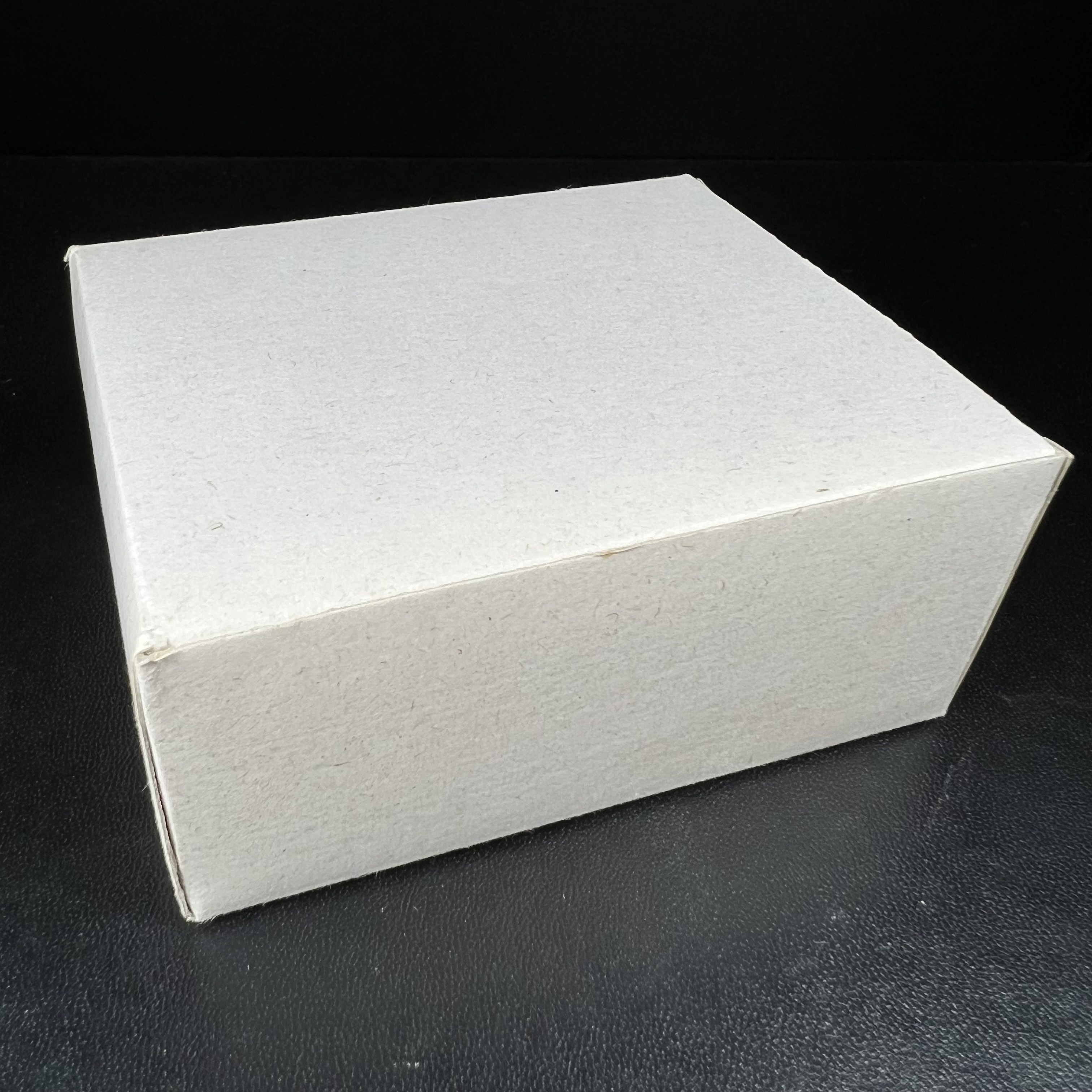 เหรียญพระพิฆเนศวร ญสส. ชุดกาญจนาภิเษกครองราชย์ 50 ปี พุทธศักราช 2538 พิมพ์ใหญ่(2.9 ซม.) เนื้อเงินผิวเดิมขึ้นสีรุ้งงดงามธรรมชาติสร้างสรรค์ สภาพสวยเดิมพร้อมกล่องบรรจุเดิม ตอกโค๊ดหมายเลขกำกับ(1ใน 5539องค์)