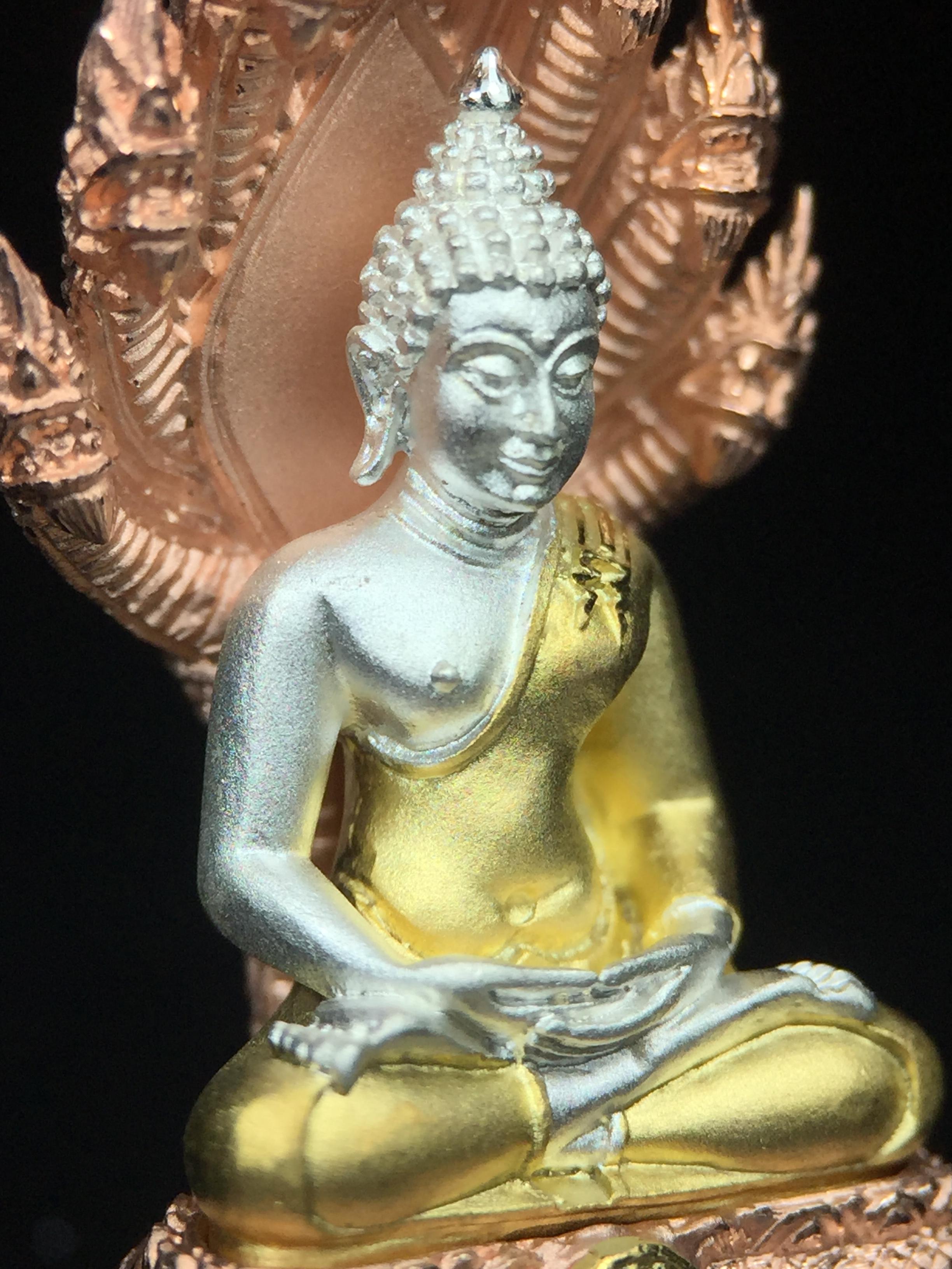 พระนาคปรก สธ. รุ่นสร้างพระอุโบสถเฉลิมพระเกียรติ 4 รอบ 84 พรรษา สมเด็จพระเทพรัตนราชสุดาฯ วัดบวรนิเวศวิหาร ปี 2543 พิมพ์ใหญ่ เนื้อเงินบริสุทธิ์ ชุบสามกษัตริย์แบบพ่นทรายขัดเงาบางส่วน(สภาพ สวย )พิธีใหญ่ พุทธศิลป์งดงาม หายาก (1 ใน 1999 องค์)