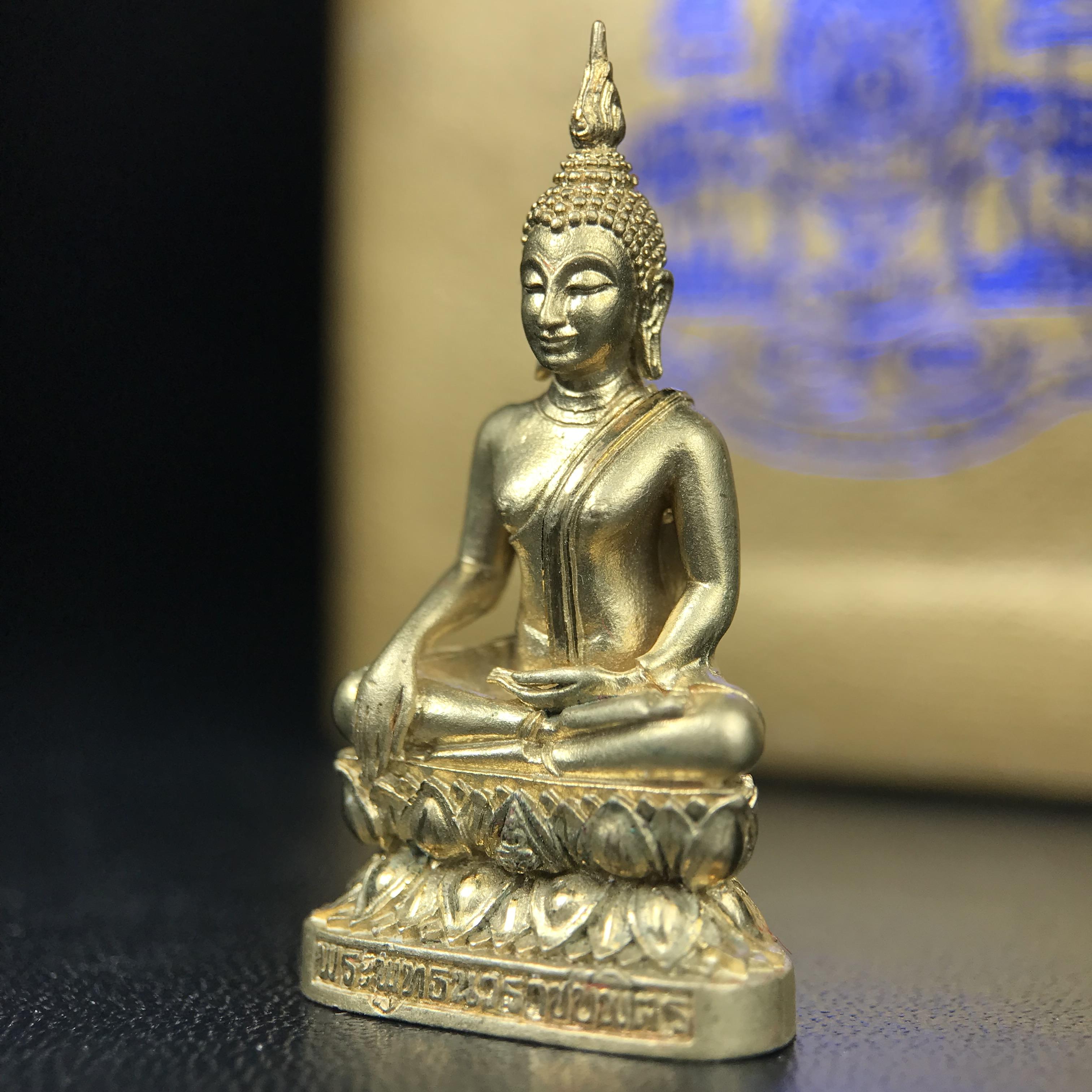 พระกริ่งพระพุทธนวราชบพิตร ตรากาญจนาภิเษกครองสิริราชสมบัติครบ 50 ปี รัชกาลที่ 9 ปี 2540 เนื้อทอง93(หายากพบเจอน้อยมาก) ขนาดสูง 3.2 ซม. พุทธศิลป์สวยงดงามและพิธีใหญ่วัดพระแก้ว(พุทธนวราชบพิตร นิมิตรหมายแห่งความสามัคคี ด้วยไมตรีแห่งองค์พระภูมิพล)