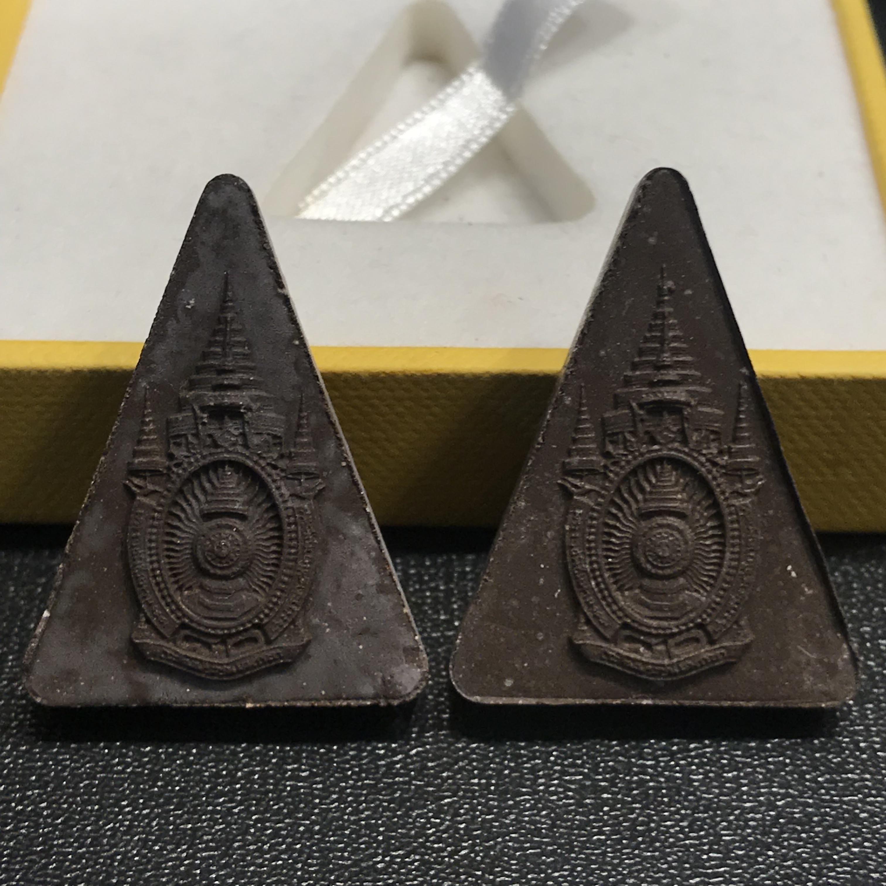 พระพุทธมหาสุวรรณปฏิมากร (หลวงพ่อทองคำ)ตราสัญลักษณ์ 80 พรรษารัชกาลที่9 วัดไตรมิตรวิทยาราม กรุงเทพฯ ปี2550(รวม2องค์)