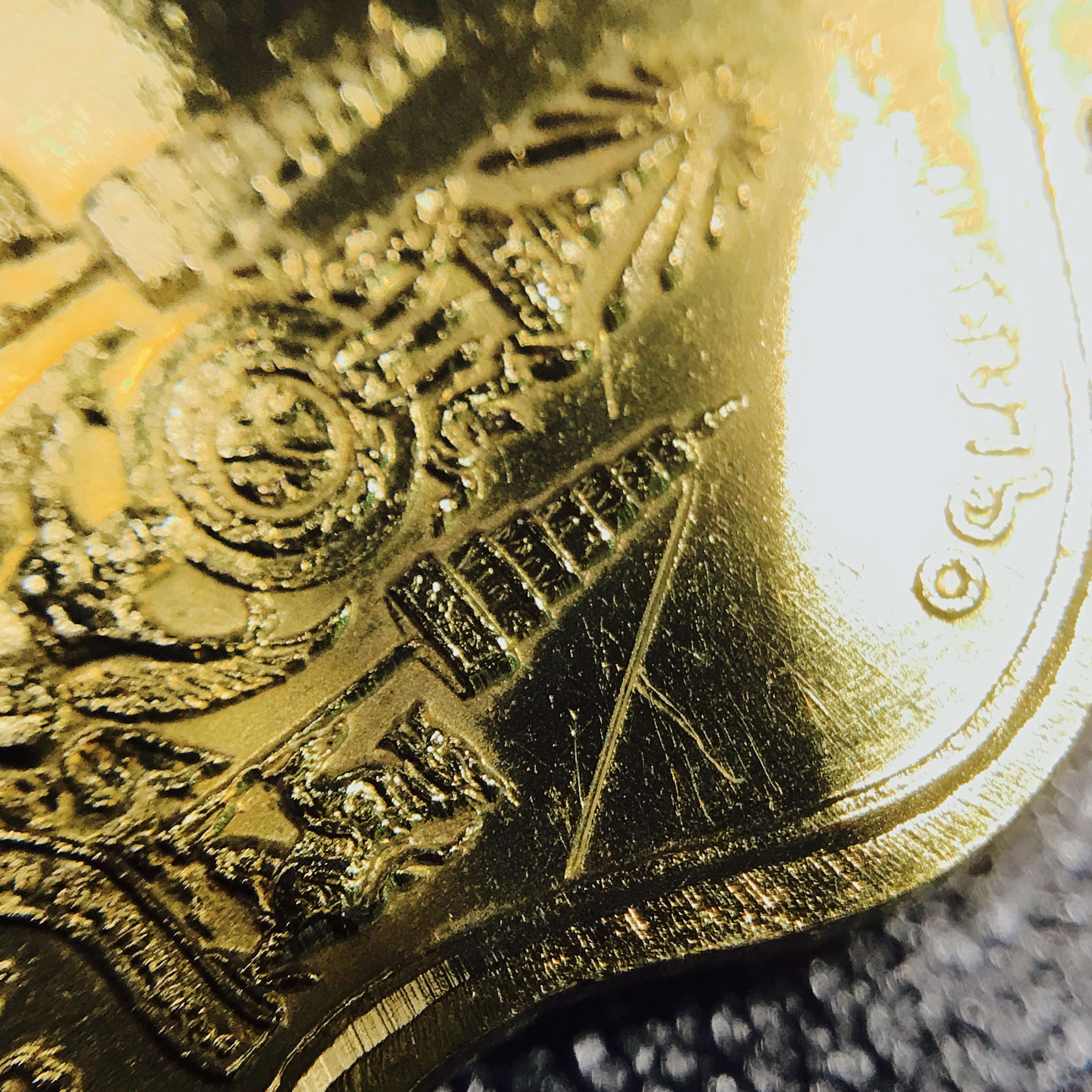 เหรียญที่ระลึกมหามงคลพระชนพรรษา 60 ปี 5 รอบ ปี2530 เนื้อทองคำ พิมพ์เล็ก ทรงเสมา(ระฆังคว่ำ)หายากสร้างน้อย