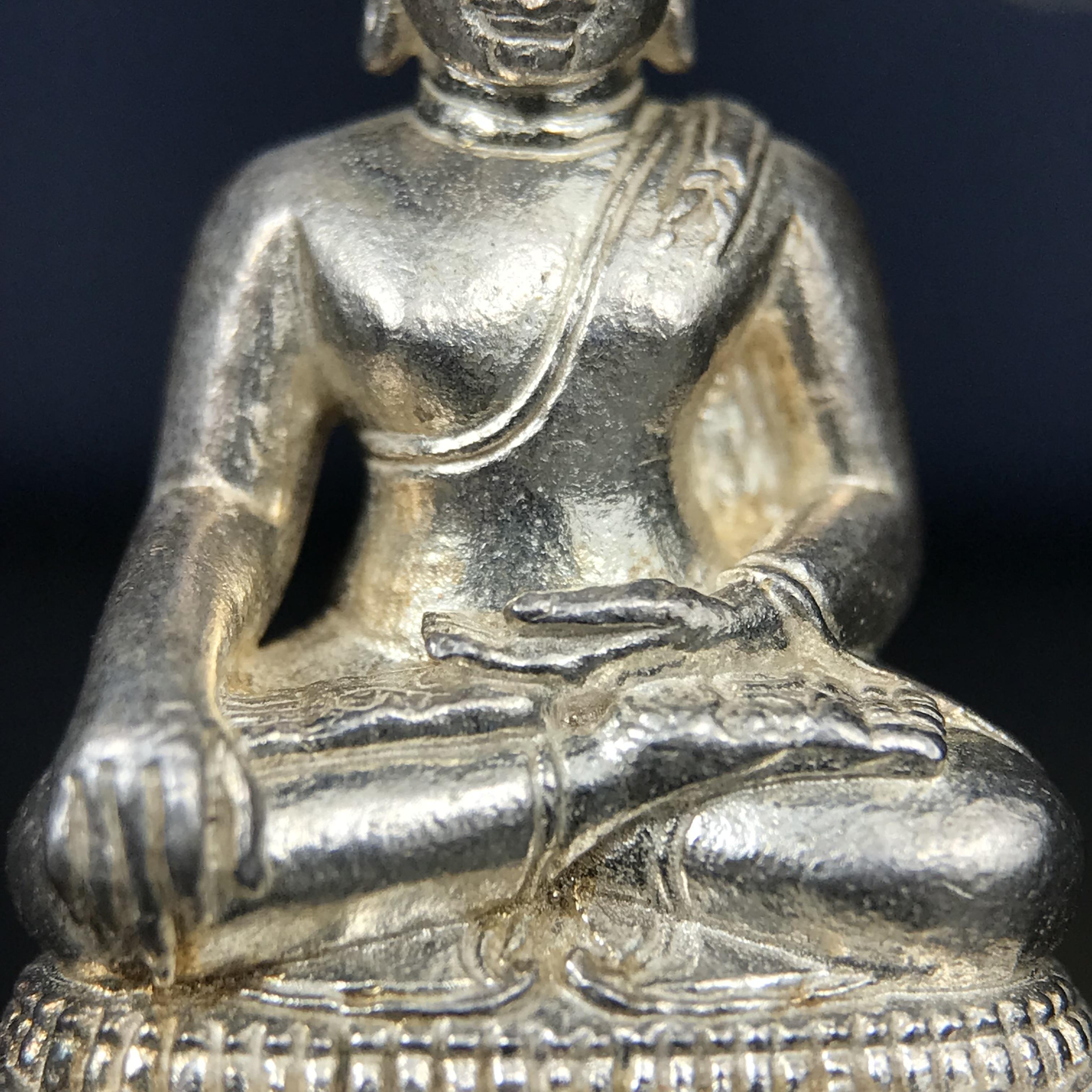 พระกริ่งพระพุทธนรสีห์ จปร.+ภปร. ครบรอบ 100 ปี ธนาคารไทยพาณิชย์ ปี 2550 พระกริ่งเนื้อเงิน(หายาก)(พุทธศิลป์งดงาม)ด้านหน้าฐานประดับด้วยตราสัญลักษณ์ "จปร" และ "ภปร" (องค์เนื้อเงินสร้างน้อย พบเจอน้อยหายาก)1 ใน 2500 องค์