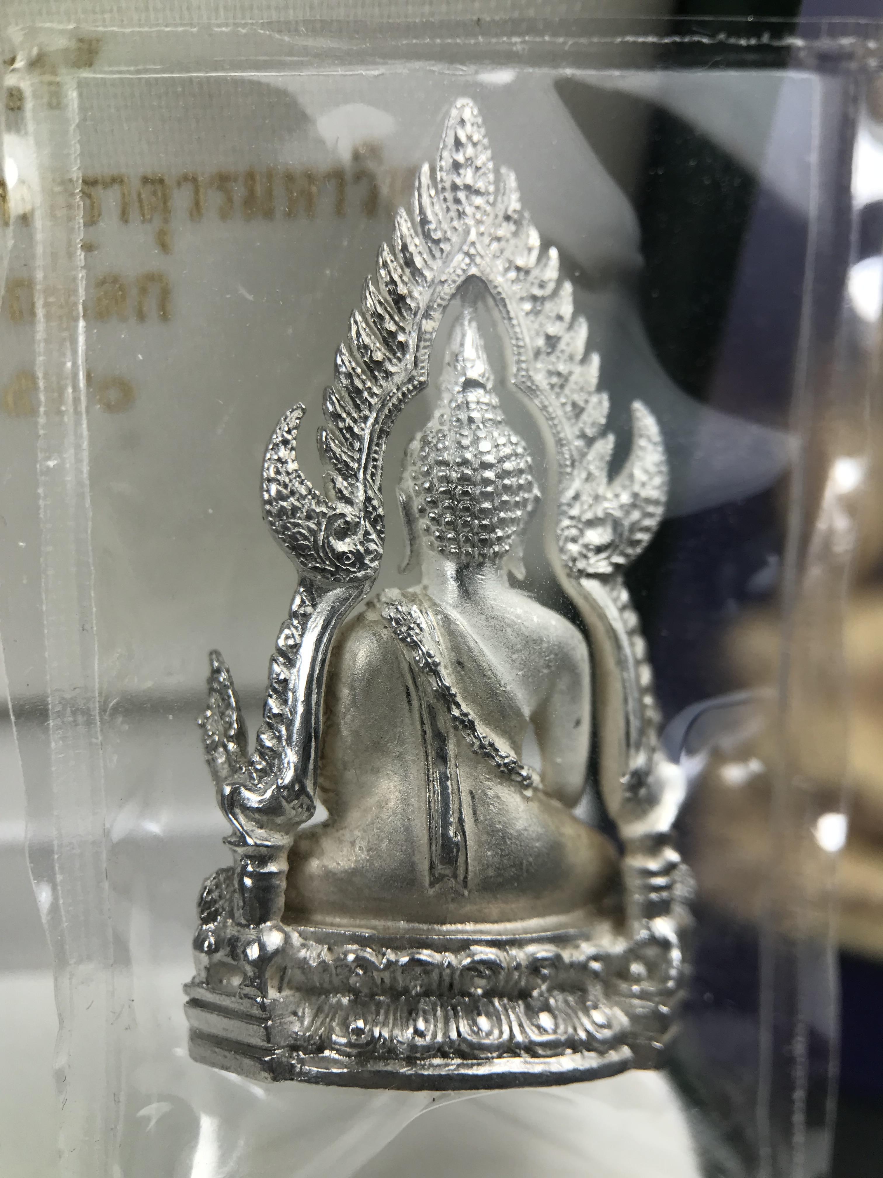 พระพุทธชินราช รุ่นมหาลาภ พิธีพุทธาภิเษกวัดพระศรีรัตนมหาธาตุวรมหาวิหาร จ.พิษณุโลก ปี 2540 เนื้อเงินบริสุทธิ์ 99.9% (นวลเงา)(สภาพผิวเดิมซีนซองเดิม พร้อมกล่องบรรจุเดิมและการ์ดใบรับรองครบสมบูรณ์ (องค์หมายเลข ๑๑๗๓๓)