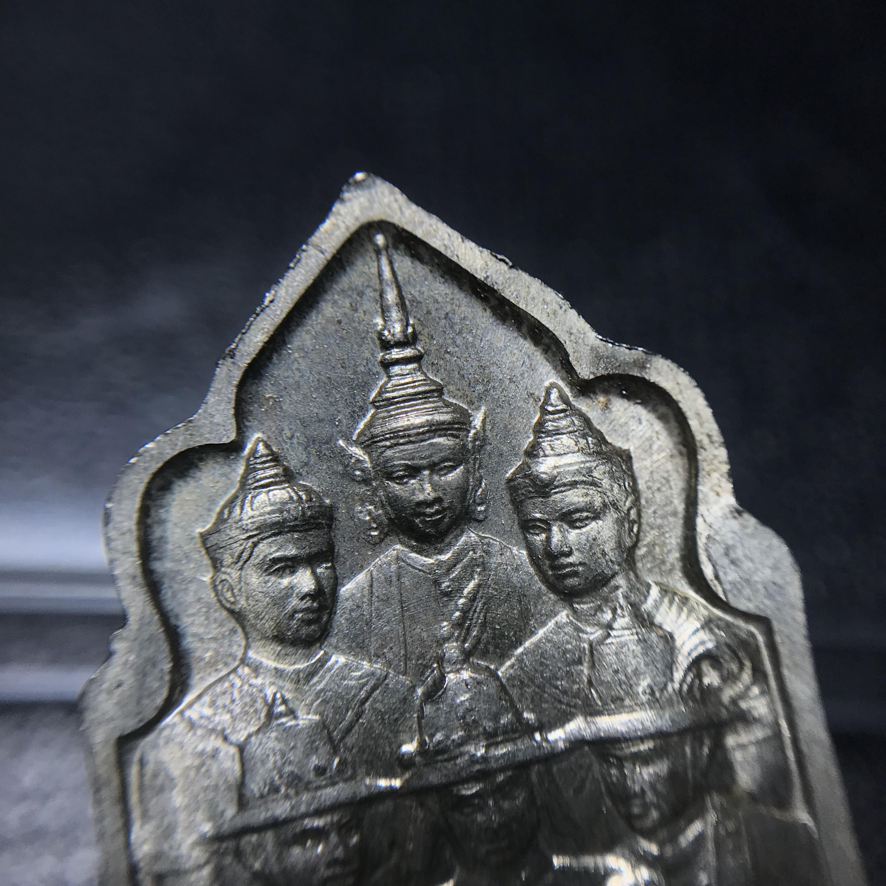 เหรียญนวมหาราชเฉลิมพระชนพรรษา 5 รอบ รัชกาลที่9 ปี 2530 เนื้อนวโลหะกล่องเดิม(หายาก)