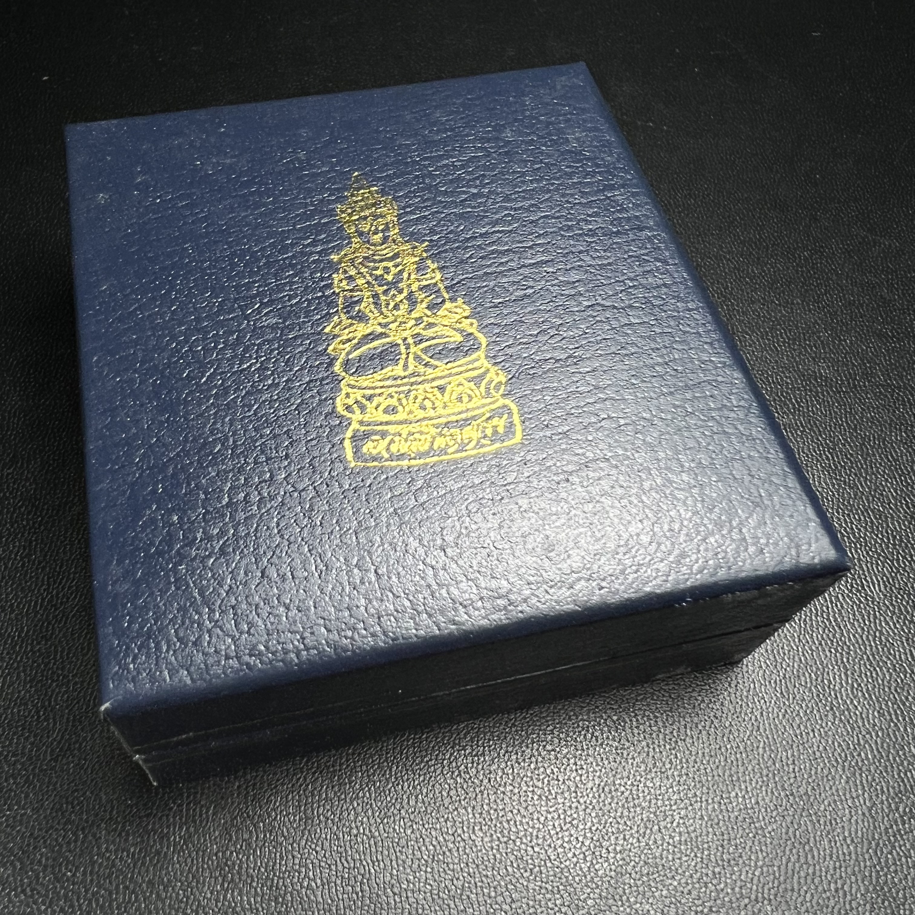 พระกริ่งอวโลกิเตศวร ( เจ้าแม่กวนอิม ) วัดโพธิ์แมนคุณาราม รุ่นอุดมโภคทรัพย์ ปี 2539 เนื้อเงินพ่นทราย(ผิวเดิม ขึ้นสีรุ้งธรรมชาติ แบบนิยม เสน่ห์ของพระเนื้อเงิน)(พร้อมกล่องบรรจุเดิม)(อีกหนึ่งรุ่นยอดนิยม พุทธศิลป์สวยงดงาม)หายาก 1 ใน 5000 องค์*องค์หมายเลข ๓๖๔๒*