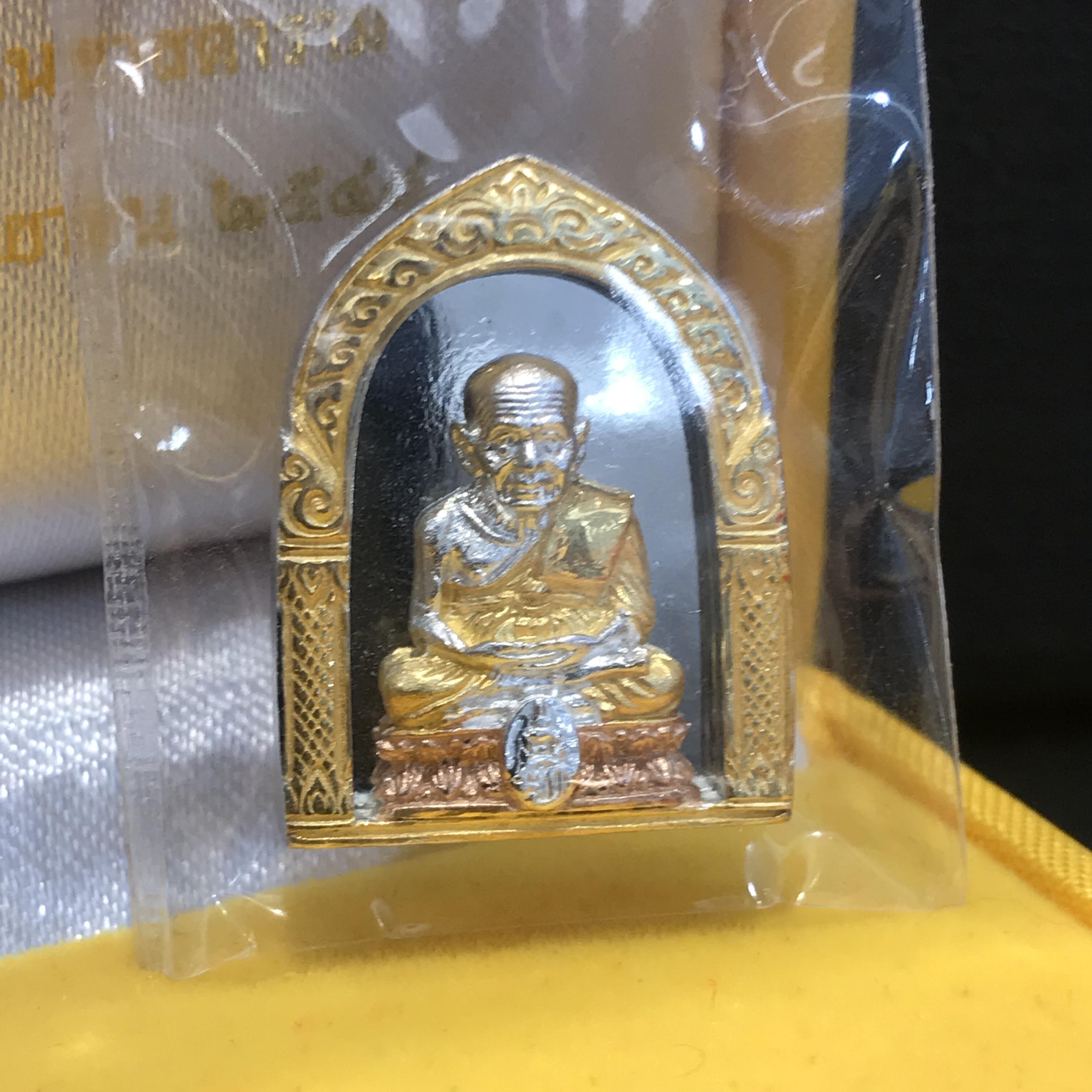 สมเด็จหลวงปู่ทวด รุ่น เฉลิมพระเกียรติ ตราสัญลักษณ์ มวก. วัดช้างให้ พิมพ์ซุ้มกนกเนื้อเงิน-สามกษัตริย์ ปี2544