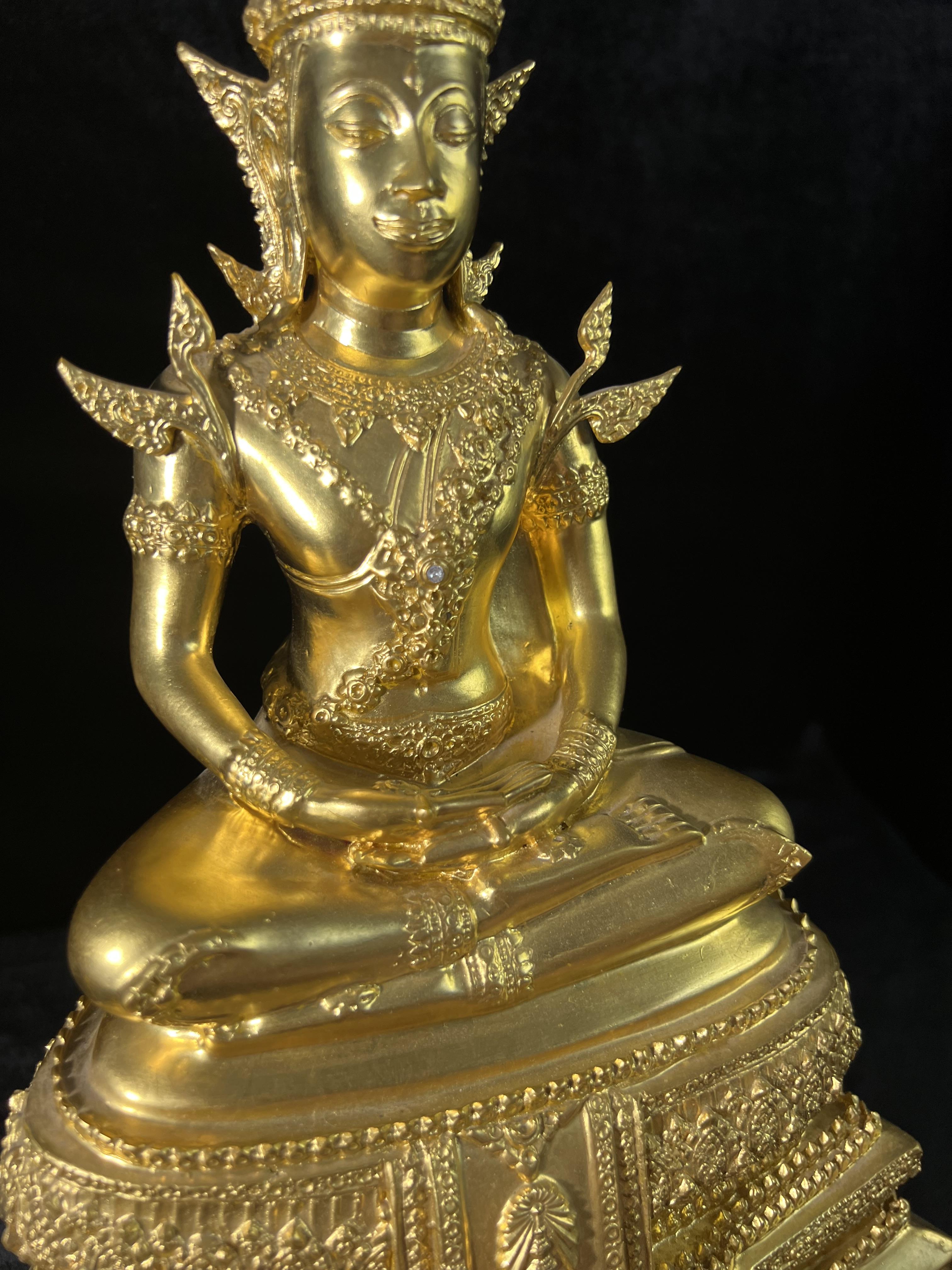 พระพุทธปฏิมาสุวรรณภูมิสิริโชค ภปร. การบินไทยจัดสร้างขึ้น เนื่องในวโรกาสมหามงคลเฉลิมพระชนมพรรษาของพระบาทสมเด็จพระเจ้าอยู่หัวรัชกาลที่ 9 ครบ 80 พรรษา ขนาดหน้าตัก 5 นิ้ว สูง 16 นิ้ว ปิดทองสวิส 99.9 เปอร์เซนต์ (พิธีใหญ่ พุทธศิลป์งดงาม หายาก)องค์หมายเลข ๙๗๘