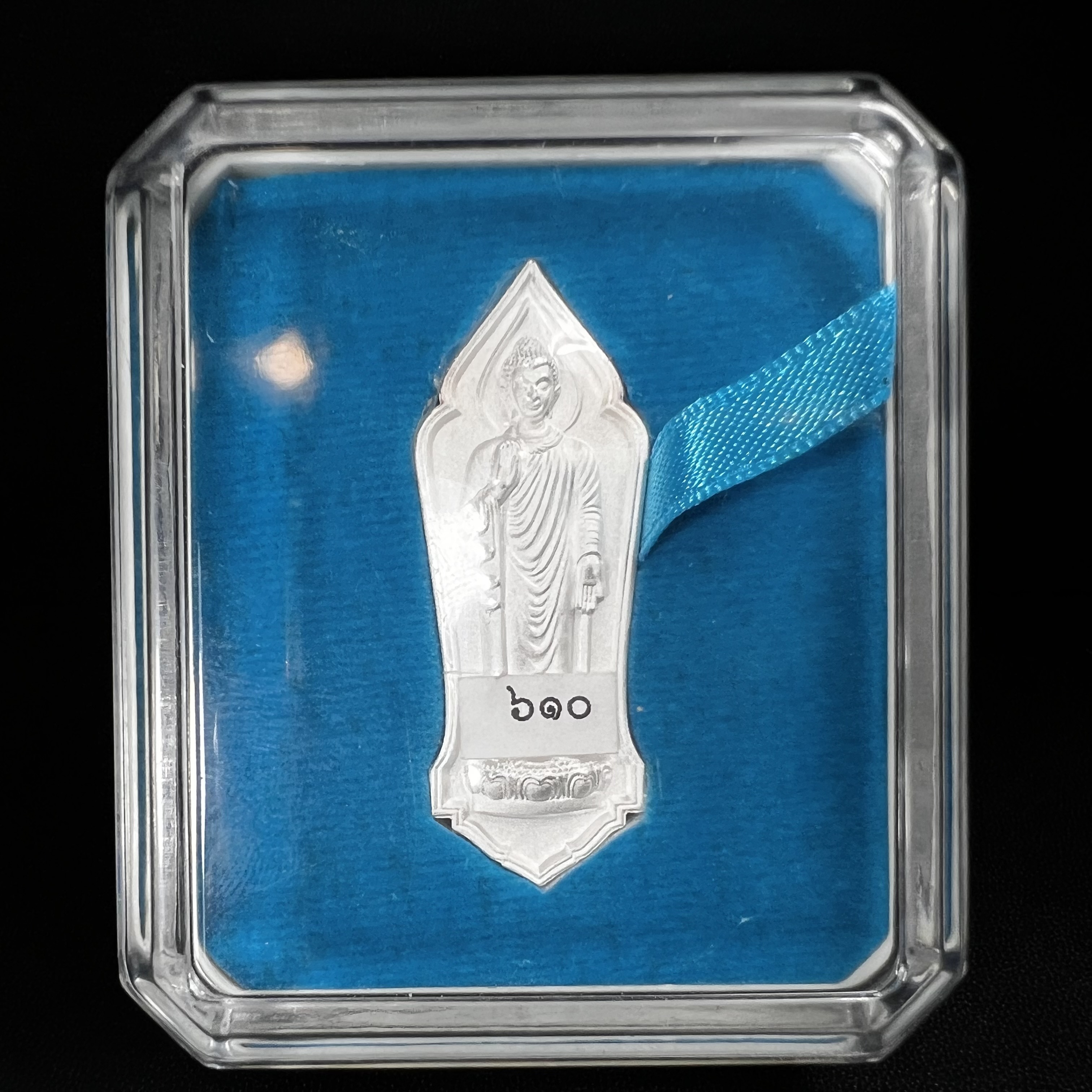 เหรียญที่ระลึกพระพุทธเมตตาประชาไทยไตรโลกนาถคันธารราฐอนุสรณ์ หลัง ภปร. และ สก. วัดทิพย์สุคนธาราม จ.กาญจนบุรี ปี 2558 เนื้อเงิน 99.99% ขนาดสูง 4.6 ซม. ที่ระลึก ร.9 พระชนมพรรษาครบ 7 รอบ และ สมเด็จพระราชินี พระชนมพรรษา 80 พรรษา พิธีใหญ่(หายาก1 ใน 999 เหรียญ)