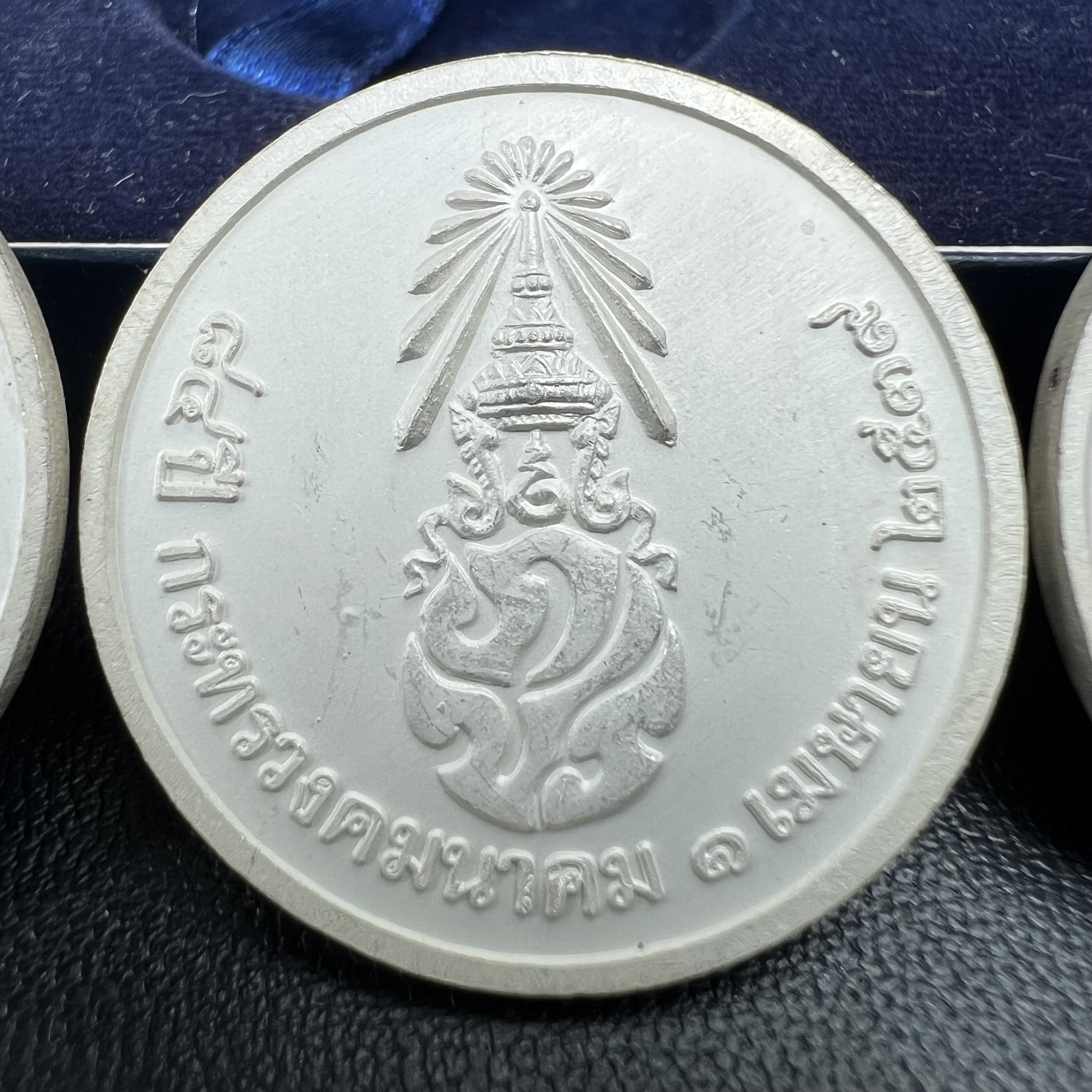 พระพุทธคมนาคมบพิธ (พระพุทธสิหิงค์จำลอง)(พระพุทธรูปประจำกระทรวงคมนาคม) หลังตรา ภปร. ครบรอบ 84 ปี กระทรวงคมนาคม พ.ศ.2539 ชุดเหรียญเนื้อเงินลงยา ขนาด 2.8 ซม. ครบชุดห้าสีพร้อมกล่องบรรจุเดิม ปลุกเสก ณ วัดพระแก้ว พิธีใหญ่