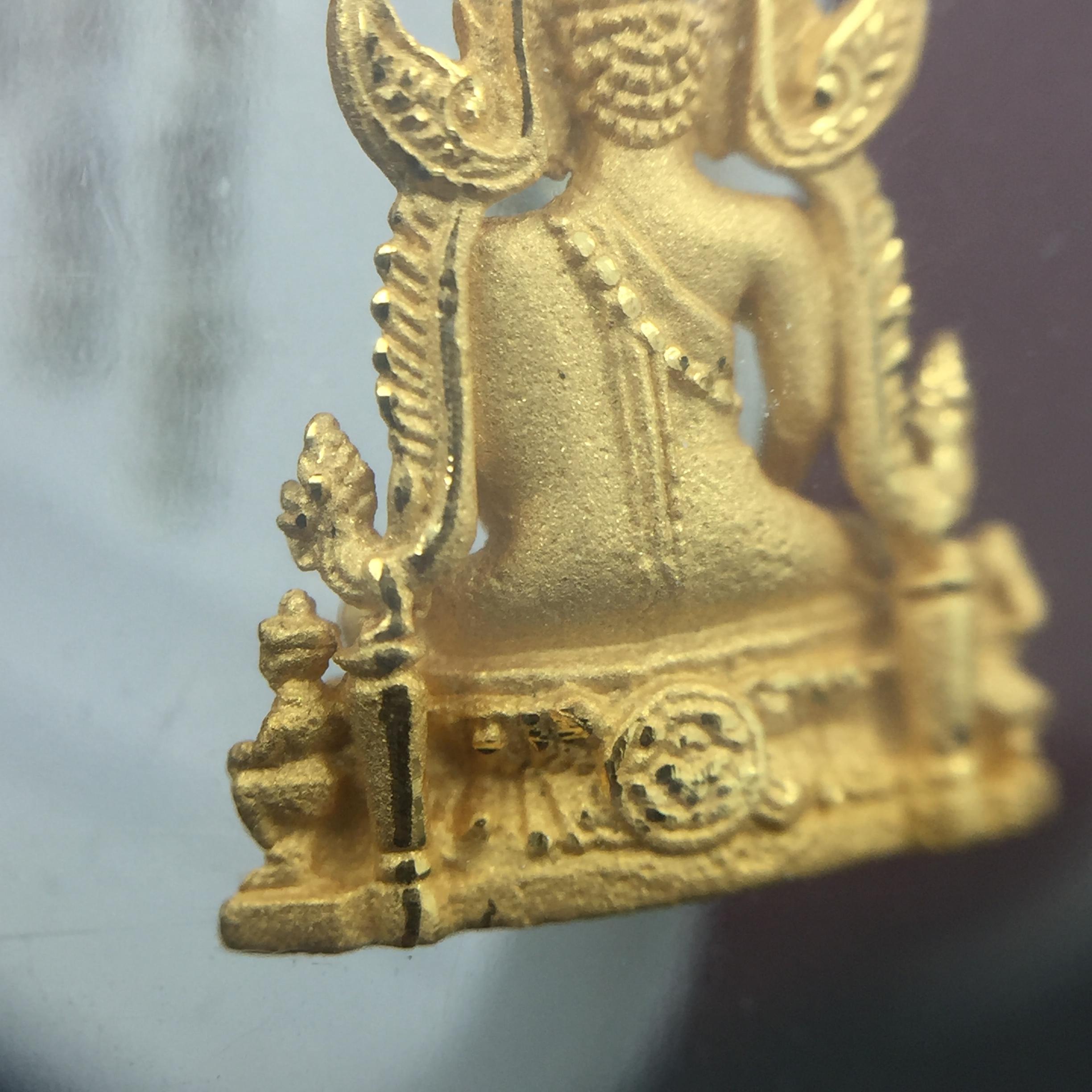 พระพุทธชินราช รุ่น ประวัติศาสตร์ มูลนิธิเพื่อตำรวจไทยจัดสร้าง ปี 2562 เนื้อทองคำขัดเงา พิมพ์ลอยองค์จิ๋ว(ขนาดสูง 1.5 ซม.) (สภาพ สวย ซีนซองเดิม กล่องบรรจุเดิมครบสมบูรณ์)