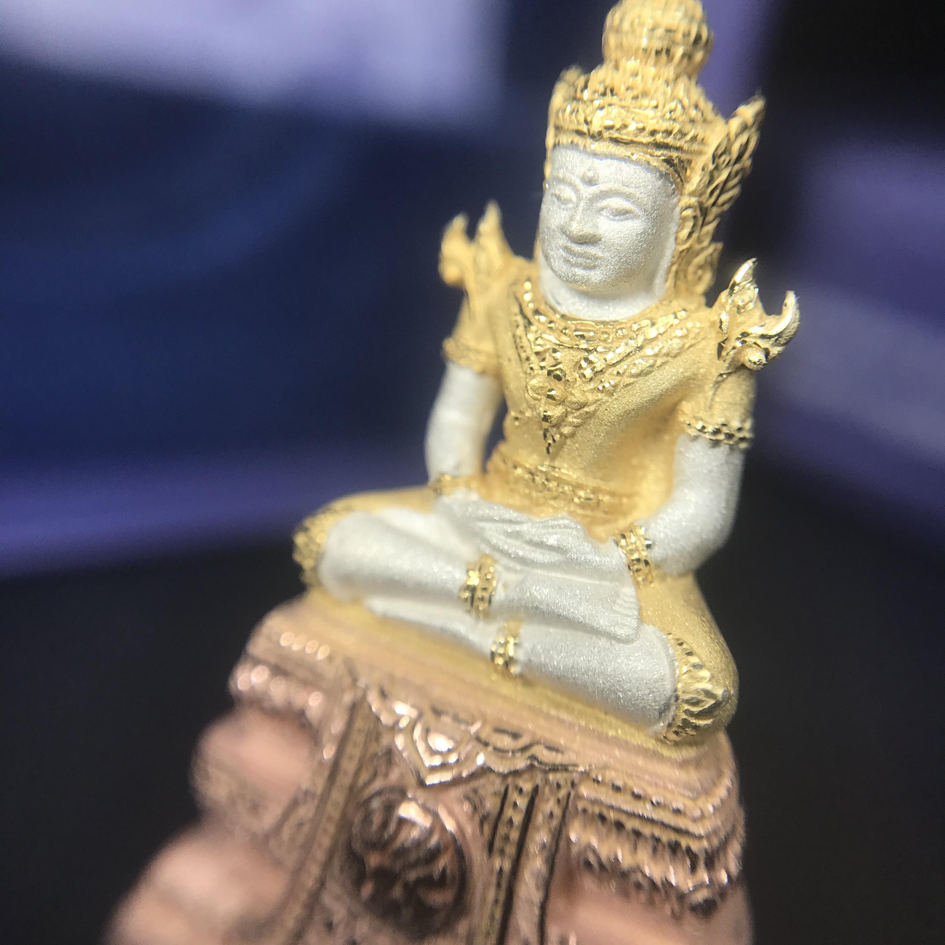 พระแก้วมรกต ภปร. ปี2547 จัดสร้างโดย รพ.ภูมิพลฯ เนื้อเงิน (3 กษัตริย์)ลอยองค์ หน้าตัก 1/2 นิ้ว (สภาพสวย กล่องบรรจุเดิมครบสมบูรณ์) (1ใน3000องค์)องค์หมายเลขมหามงคล 999 (ตองเก้า)เจริญเก้าหน้าในทุกด้าน