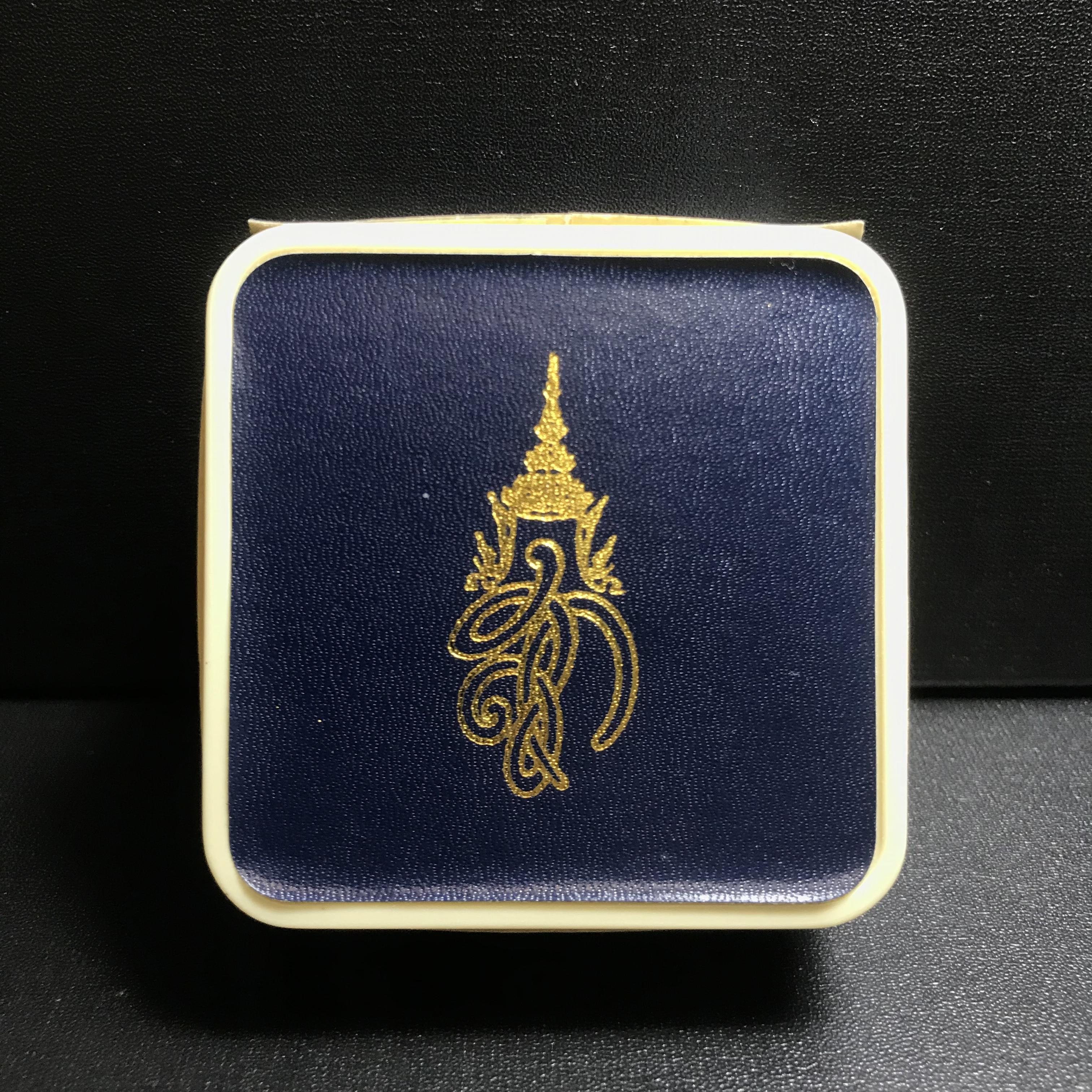 พระหลวงพ่อทวด พระนามาภิไธย สก. ปี2544(รุ่นแรก) เนื้อว่านคลุกรัก พิมพ์พิเศษหลังฝังข้าวสารดำ ชุดหลังพระนามาภิไธย สก. เนื้อเงิน(1ชุด 2องค์ พิมพ์ใหญ่สี่เหลี่ยม+พิมพ์เล็กพระรอดสี่เหลี่ยม)(1ใน5000 ชุด)พร้อมกล่องบรรจุเดิมหายาก