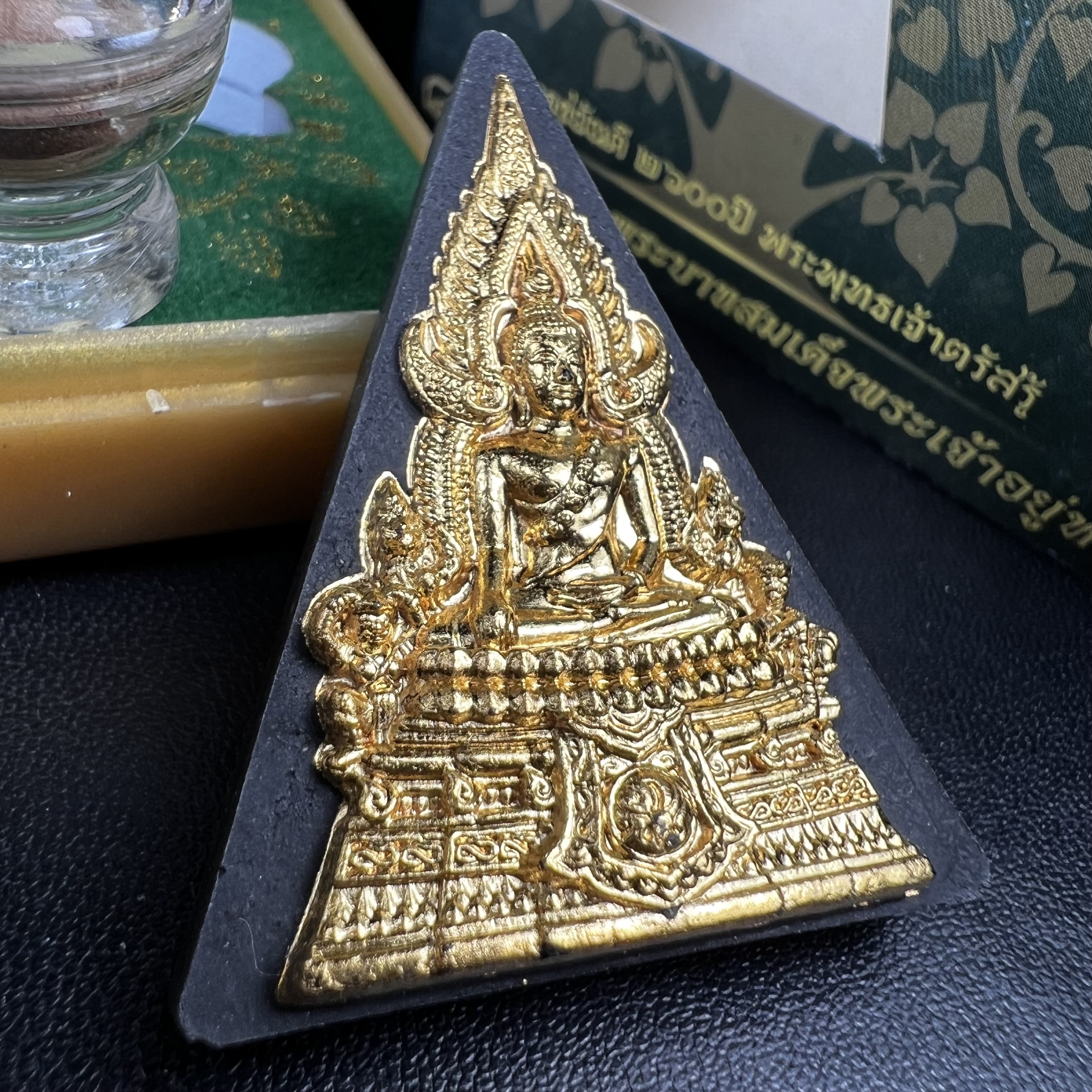 พระพุทธชินราช ภปร. 84พรรษา เนื้อผงปิดทองด้านหน้า หลัง ภ.ป.ร. เนื้อทองคำ(2.6 กรัม) (พระราชทานมวลสาร จิตรลดาและเส้นพระเจ้า(เส้นผม)ในหลวงรัชกาลที่9)พุทธศิลป์ทรงคุณค่าอีกหนึ่งรุ่นยอดนิยม(องค์หมายเลข ๑๑๐๙)1 ใน 3000 องค์ หายาก