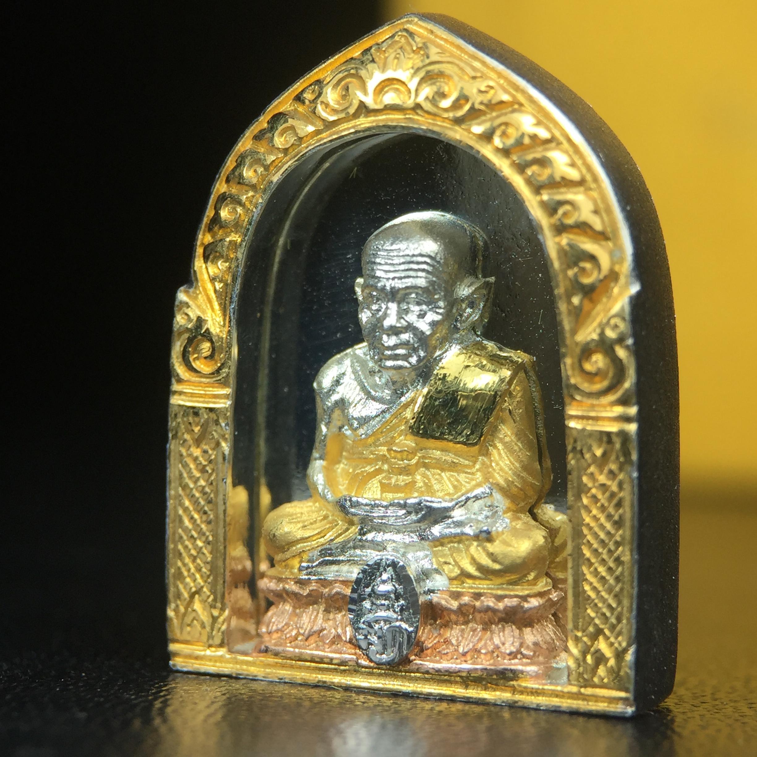 สมเด็จหลวงปู่ทวด วัดช้างให้ รุ่น เฉลิมพระเกียรติ ตราสัญลักษณ์ มวก. พิมพ์ซุ้มกนกเนื้อเงิน-สามกษัตริย์ ปี 2544 พิธีพุทธาภิเษกใหญ่ ณ อุโบสถวัดช้างให้และอุโบสถวัดพระศรีรัตนศาสดาราม ( วัดพระแก้ว )โดยนิมนต์เกจิชื่อดังสายใต้ทั้งหมดจำนวน 108 รูป