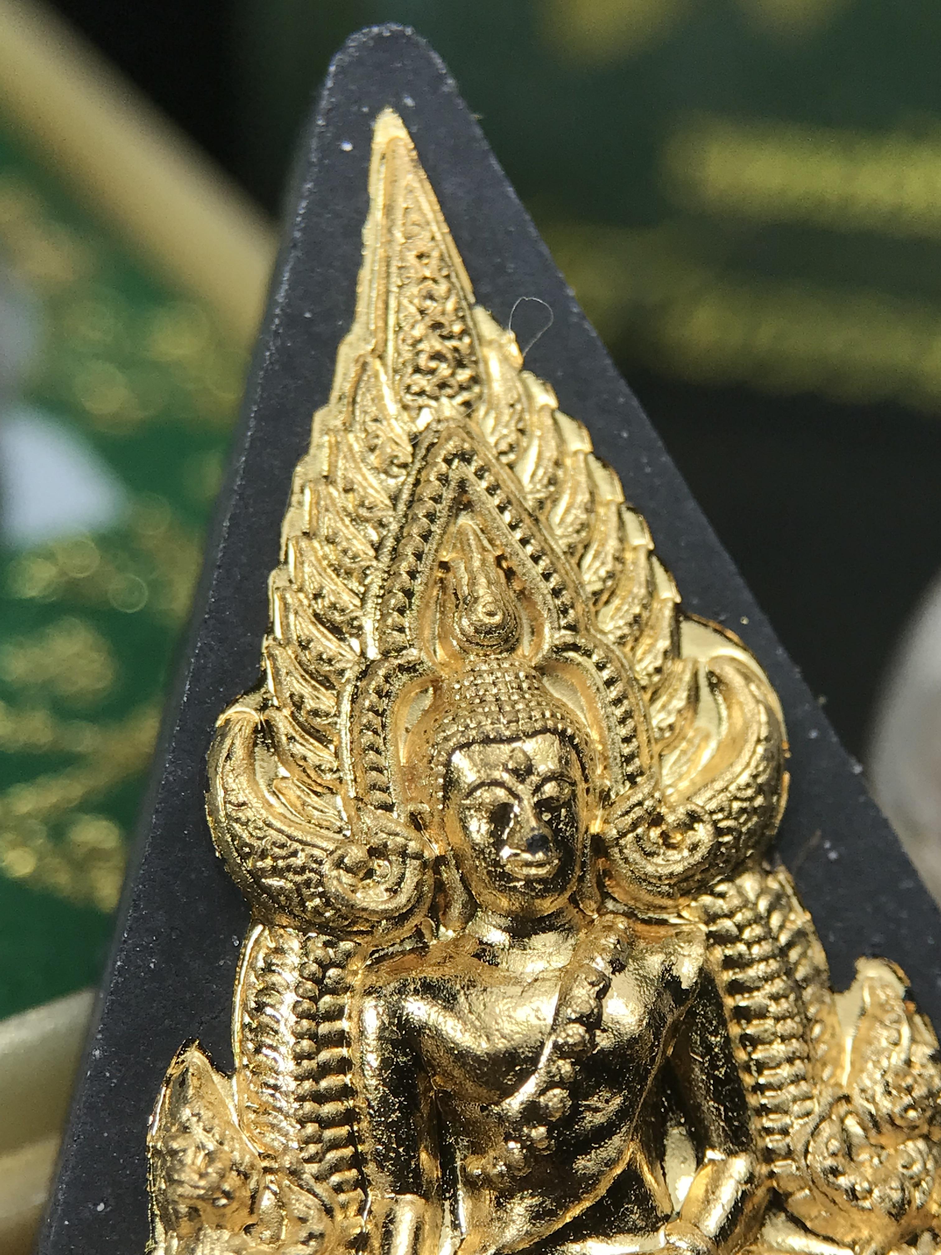 พระพุทธชินราช ภปร. 84พรรษา เนื้อผงปิดทองด้านหน้า หลัง ภ.ป.ร. เนื้อแดง (พระราชทานมวลสาร จิตรลดาและเส้นพระเจ้า(เส้นผม)ในหลวงรัชกาลที่9)พุทธศิลป์ทรงคุณค่าอีกหนึ่งรุ่นยอดนิยม(องค์หมายเลข ๒๕๔๙)1 ใน 10000 องค์