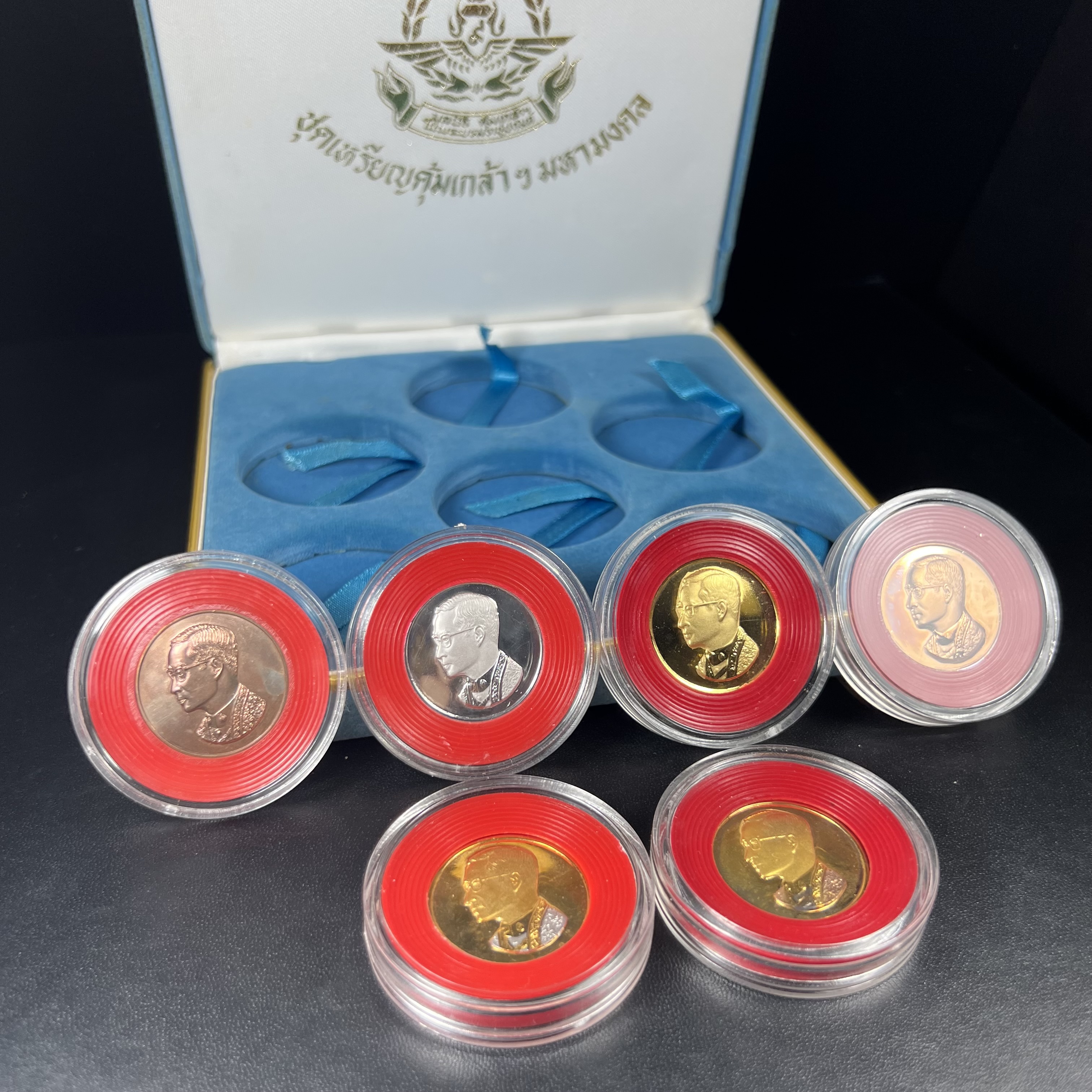 วัตถุมงคลคุ้มเกล้าฯ มหามงคลเฉลิมพระชนมพรรษา 6 รอบ รัชกาลที่ 9 ชุดพิเศษกรรมการ(หายาก) (ในหลวงรัชกาลที่9 ทรงจุดไฟพระฤกษ์และเททอง พิธีใหญ่)ยอดนิยมหายาก