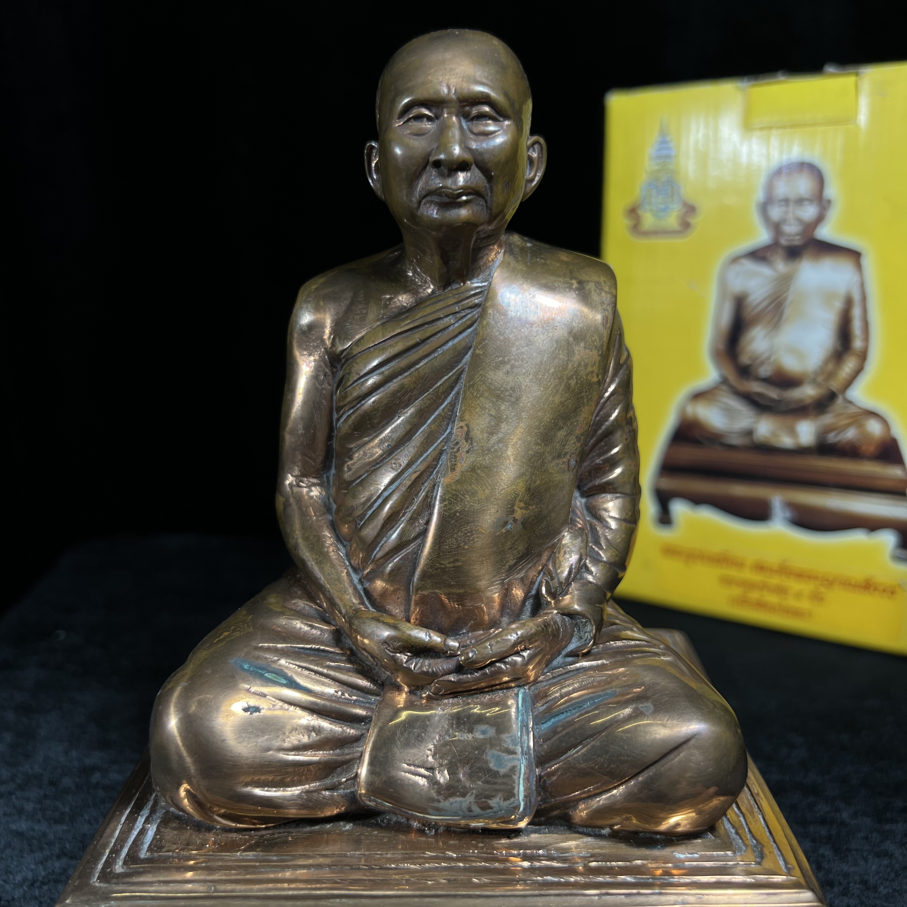 พระรูปเหมือนบูชารุ่นแรก สมเด็จพระญาณสังวร สมเด็จพระสังฆราช สกลมหาสังฆปริณายก วัดบวรนิเวศวิหาร รุ่น คชวัตร ปี2546 ที่ระลึกงานฉลองพระชนมายุ 90 พรรษา ขนาดบูชาหน้าตัก 4 นิ้ว เนื้อสัตตโลหะ (พระดี พิธีใหญ่ พุทธศิลป์สวย)เสด็จทรงประกอบพิธีเททองด้วยพระองค์เอง