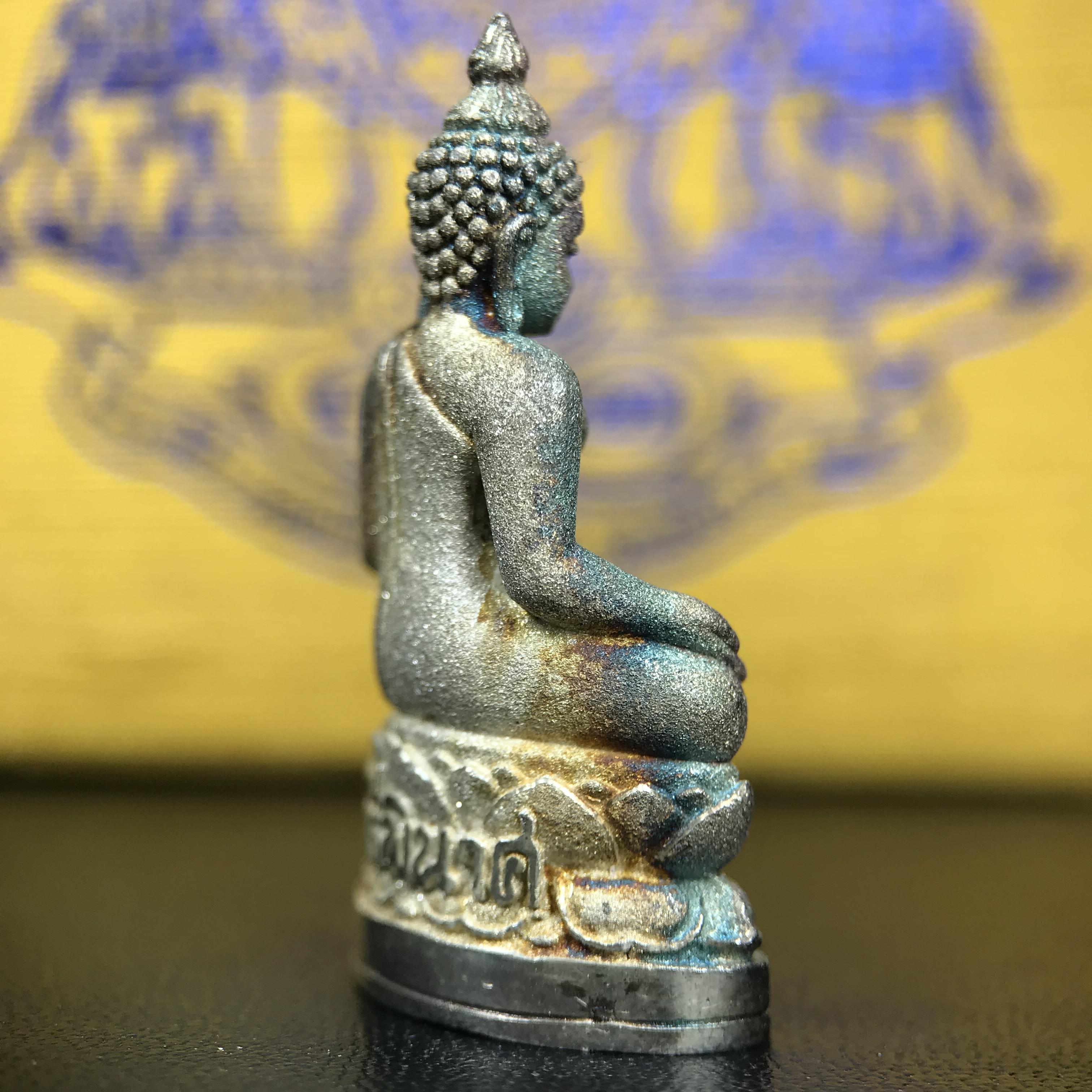 พระกริ่งไพรีพินาศ ญสส. ชุดกาญจนาภิเษกครองราชย์ 50 ปี พุทธศักราช 2538 วัดบวรนิเวศวิหาร เนื้อเงิน(ผิวเดิมขึ้นสีรุ้งขียวมรกตเข้มขลังงดงามธรรมชาติสร้างสรรค์) สภาพสวยเดิมพร้อมกล่องบรรจุเดิมผ้าไหมสีเหลืองตรากาญจนาภิเษก ตอกโค๊ดหมายเลขกำกับ ๕๐๐๑(1 ใน 8425 องค์)