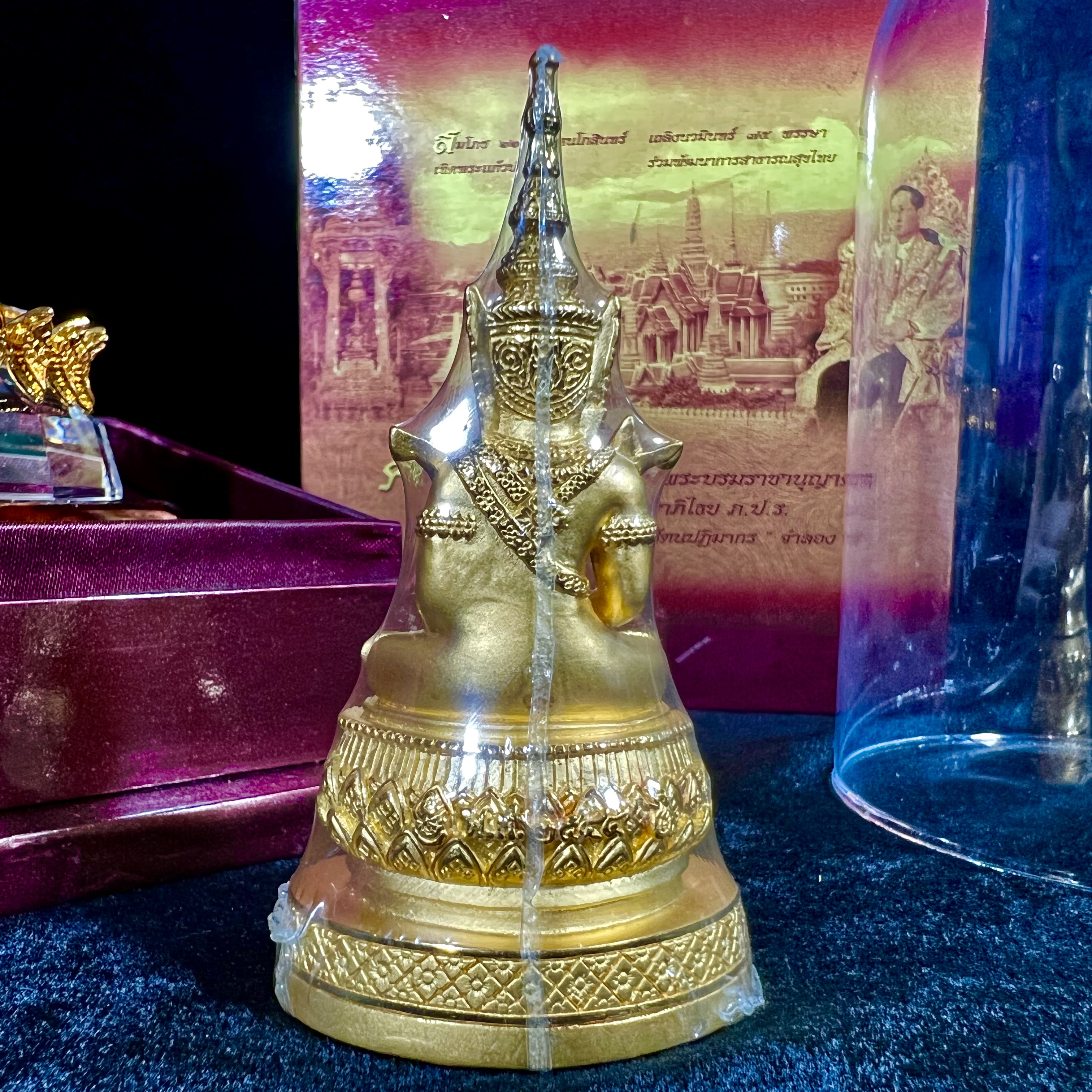 พระแก้วมรกต ภปร.(รุ่นแรก) ปี2545 รุ่นฉลองกรุงรัตนโกสินทร์ครบ 220 ปี หล่อลอยองค์ เนื้อทองคำบริสุทธิ์99.99% ขนาดบูชา 50*90 มม. พร้อมฐานวางครอบแก้วเดิมกล่องบรรจุเดิมครบสมบูรณ์(สวยงามและหายากมาก)(1ใน1000องค์)