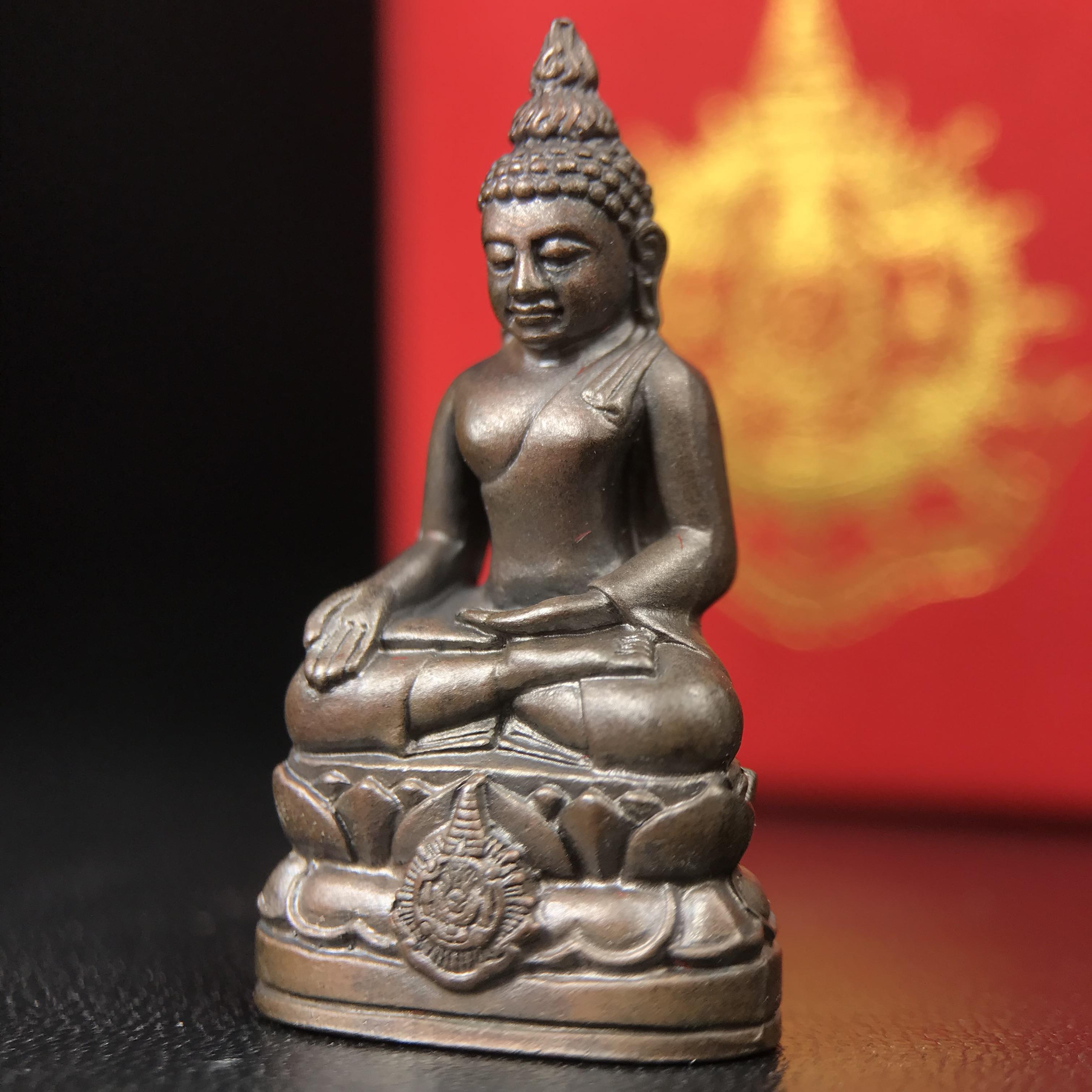 พระกริ่งไพรีพินาศ บรรจุเหล็กไหล ครั้งแรกและครั้งเดียวในประวัติศาสตร์ เฉลิมพระเกียรติ พระบาทสมเด็จพระเจ้าอยู่หัวรัชกาลที่9 พระชนมพรรษา 6 รอบ ปี2542 เนื้อนวโลหะผสมทองคำ(บรรจุเหล็กไหล)ดีนอก-ดีใน พิธีใหญ่ มวลสารเด่น (หายาก)