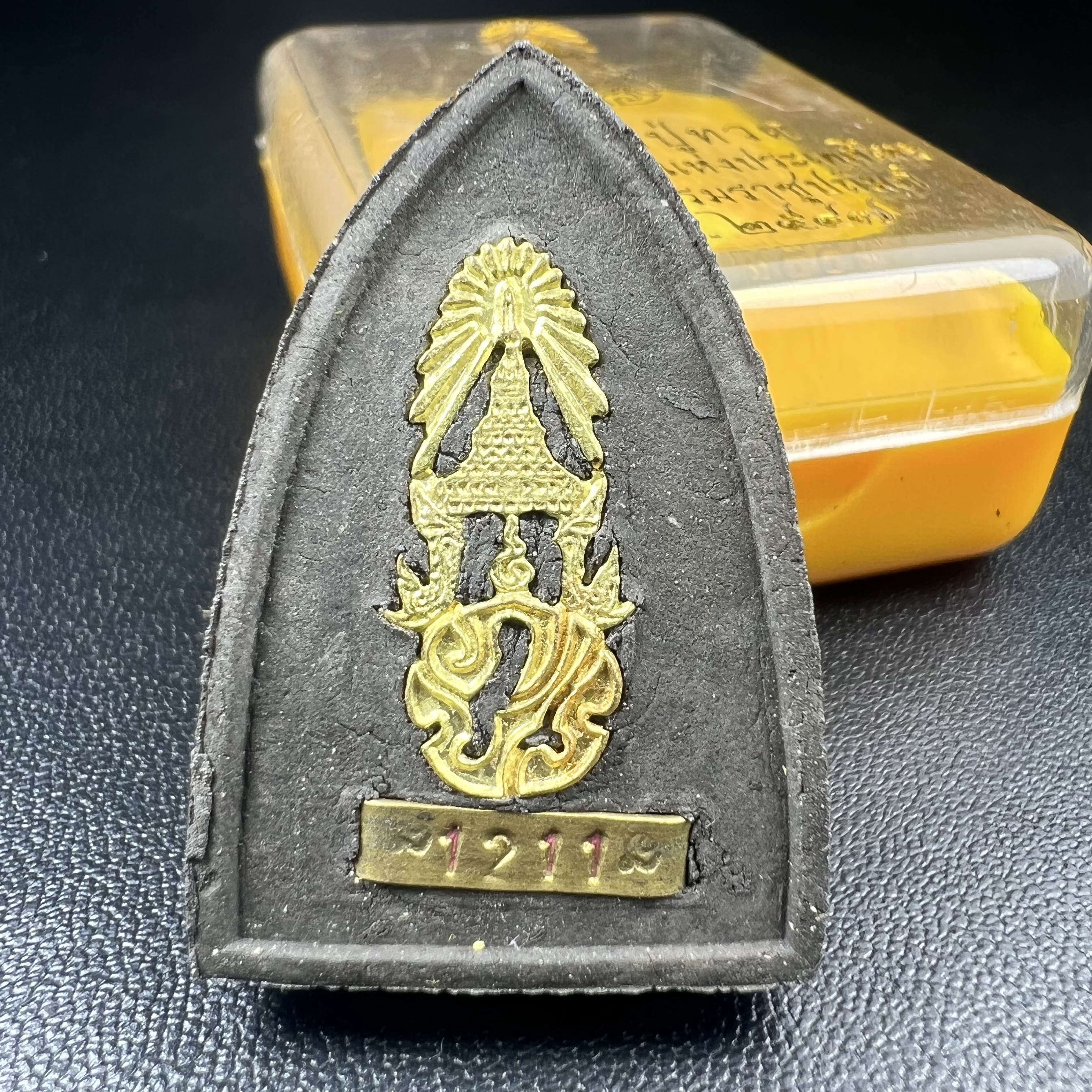 พระหลวงปู่ทวด ภปร.ปี2547 เนื้อว่าน ทรงกลีบบัว (พิมพ์เตารีด)(ชนวนเก่า)ด้านหลังมี ภ.ป.ร. เป็นโลหะผสม สูง 3.3 ซม. พร้อมกล่องบรรจุเดิม พิธีใหญ่ มวลสารดี ปลุกเสกวัดพระแก้ว