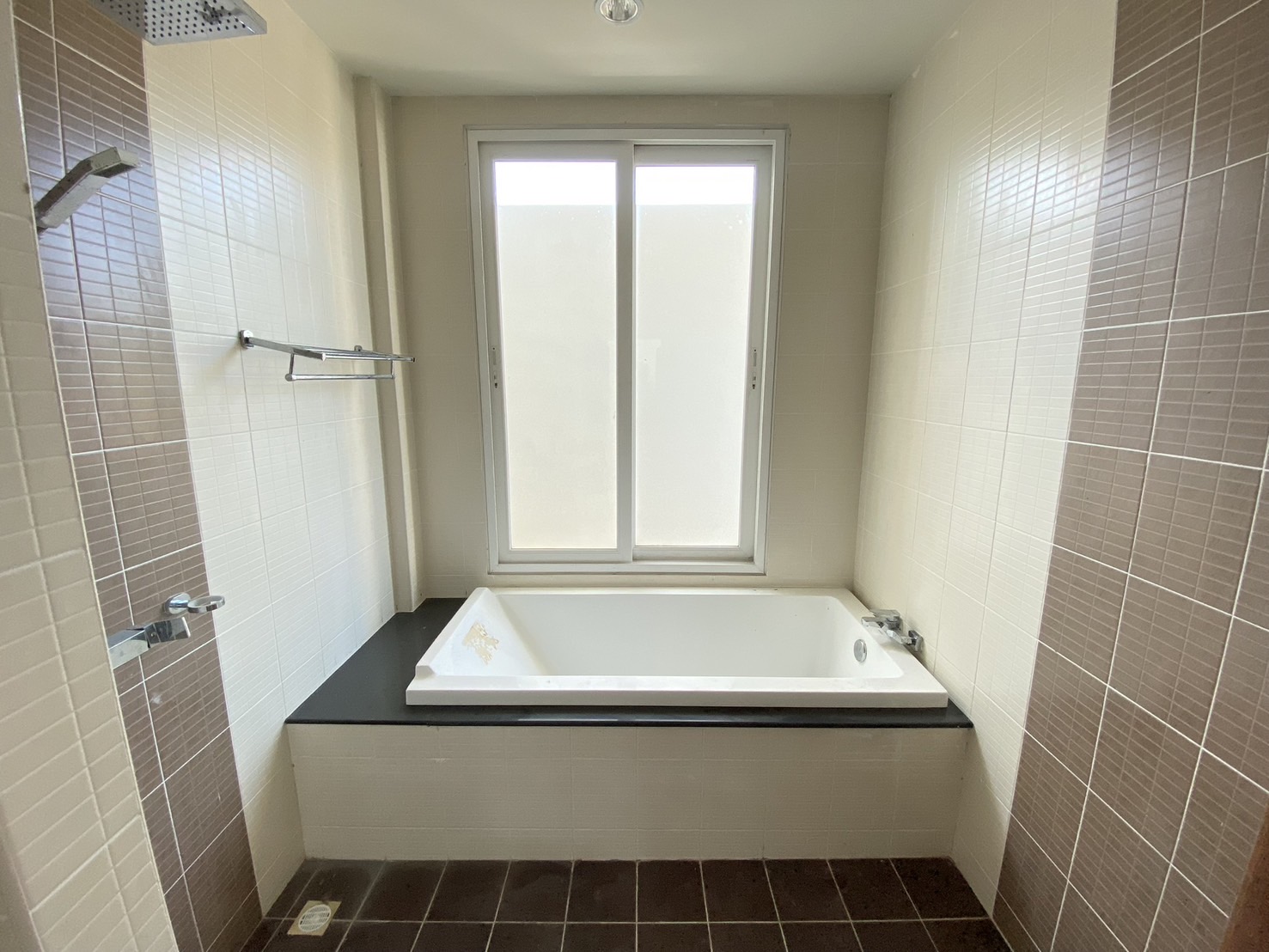 For Sales : Sea front, 2-Story commercial buildings, 3 Bedroom 6 Bathroom