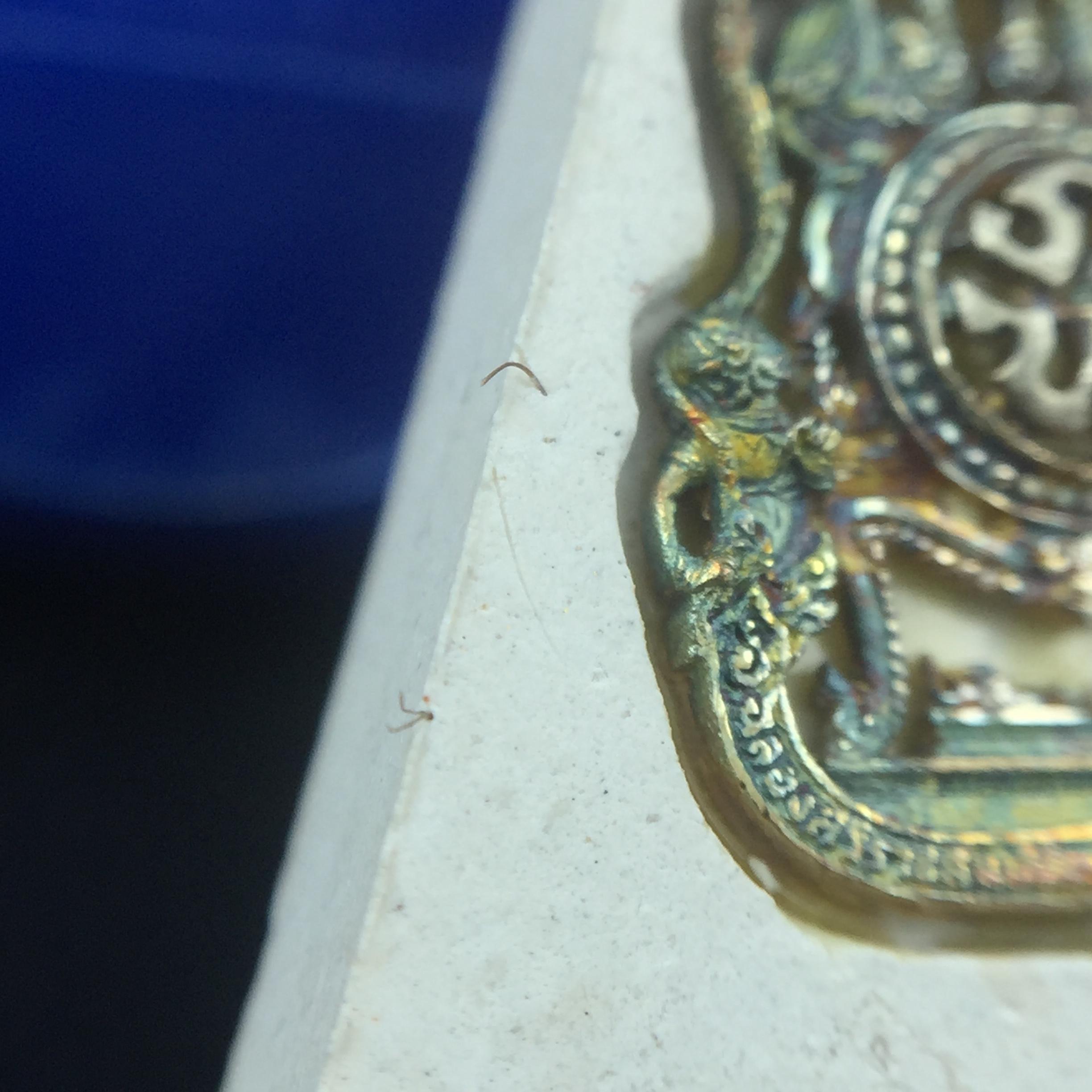 พระแก้วมรกต(จำลอง)ทรงเครื่องฤดูร้อน พระผงบูชา ด้านหน้าปิดทอง ด้านหลังตราฉลองสิริราชสมบัติครบ 60ปี เนื้อเงินขึ้นสีรุ้งธรรมชาติสร้างสรรค์งดงาม(รุ่นนี้ได้พระราชทานเส้นพระเจ้า(เส้นผม)รัชกาลที่9ในการจัดสร้าง)***องค์นี้พิเศษมองเห็นเส้นผมติดอยู่ด้านหลังชัดเจน***