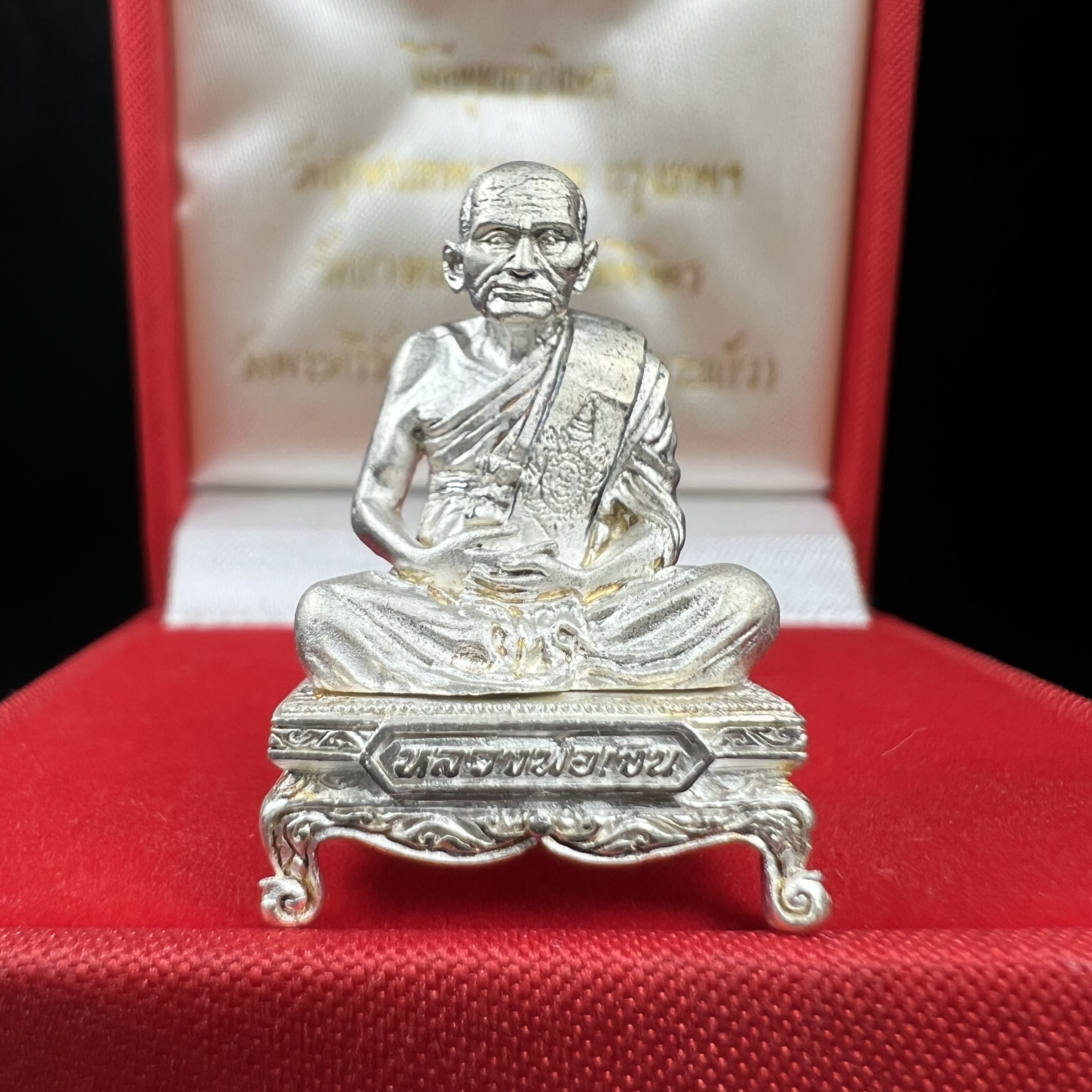 รูปหล่อหลวงพ่อเงิน วัดบางคลาน จ.พิจิตร พิมพ์หน้าเหมือนหลวงพ่อ "รุ่น 91 ปี กรมเสมียนตรา" กระทรวงกลาโหมจัดสร้างในปี 2543 พุทธาภิเษกใหญ่ 3 วัด 3พิธีวัดสุทัศน์ /วัดบางคลาน/วัดพระแก้ว เนื้อเงินปัดเงา(หายาก) พุทธศิลป์งดงามมากหายาก(ตอกโค๊ตหมาย ๑๖)