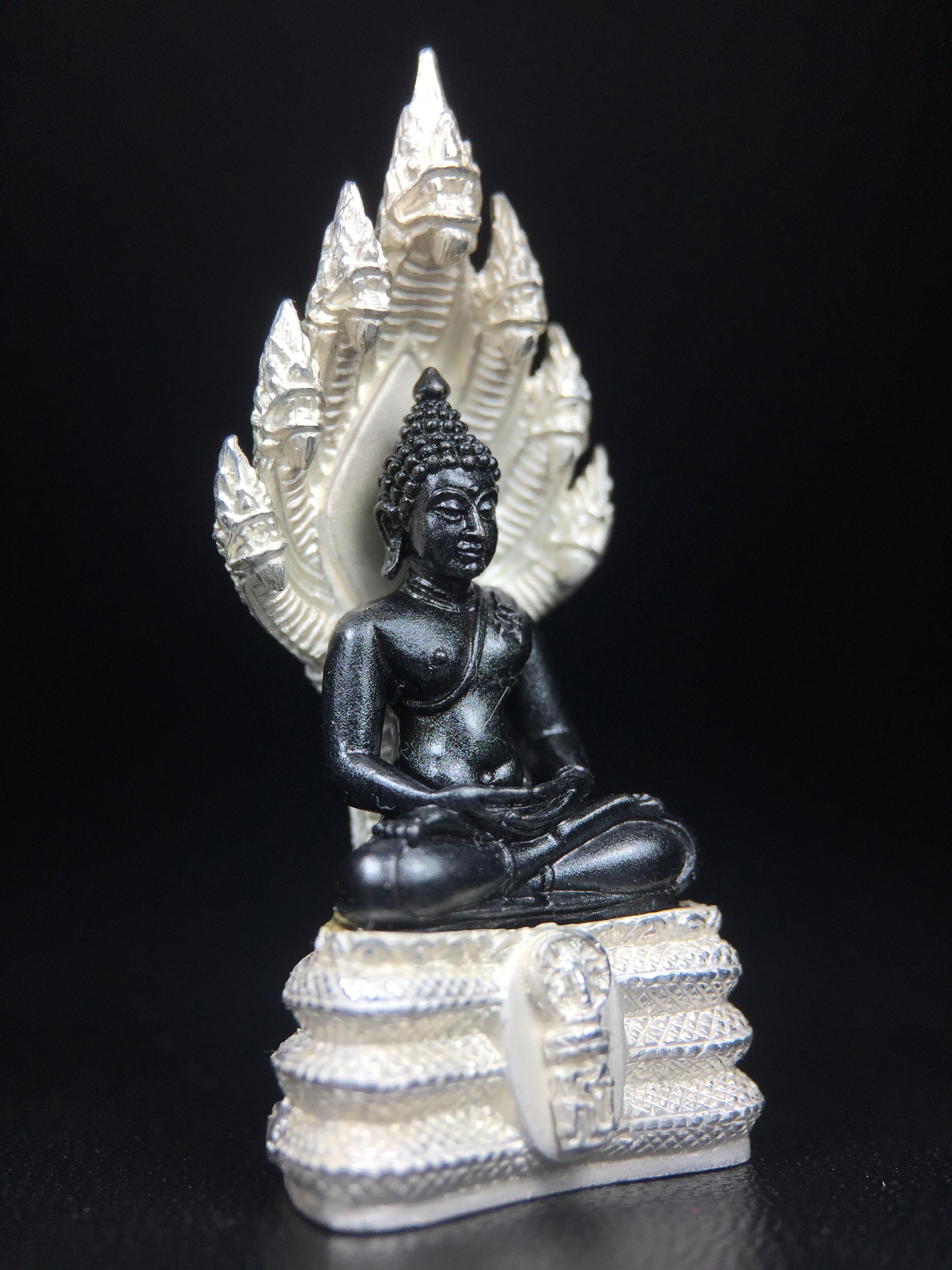 พระนาคปรก สธ. รุ่นสร้างพระอุโบสถเฉลิมพระเกียรติ 4 รอบ 84 พรรษา สมเด็จพระเทพรัตนราชสุดาฯ วัดบวรนิเวศวิหาร ปี 2543 พิมพ์ใหญ่ องค์พระเนื้อนวโลหะ ฐานนาคปรกเนื้อเงิน(สภาพ สวย )พิธีใหญ่ พุทธศิลป์งดงาม หายาก(องค์หมายเลขสวย ๘๓๘) (1 ใน 1999 องค์)