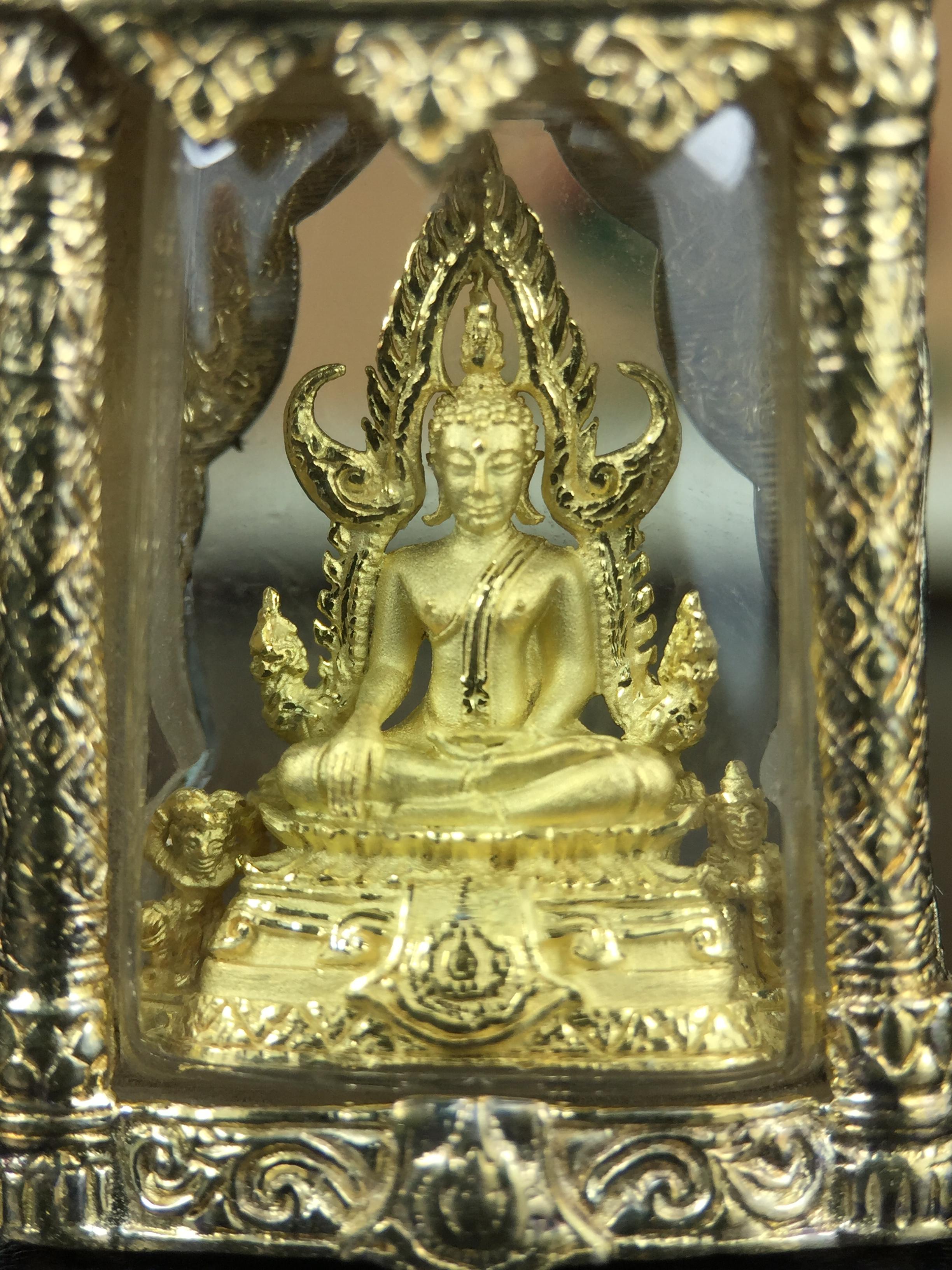 พระพุทธชินราช ภปร. ในวโรกาสเฉลิมพระชนมายุ6รอบ 5ธันวาคม2542 มูลนิธิพิทักษ์ดวงตาประชาชน จัดสร้าง พิมพ์กลาง ขนาดสูง 2.4 ซม. องค์พระเนื้อเงินแบบชุบทองประกายเพชร 3 ไมครอนพร้อมกรอบตลับเงินชุบทองคำบริสุทธิ์ 3 ไมครอน ประดับเพชร CZเกรดนอกพร้อมกล่องบรรจุเดิม(หายาก)