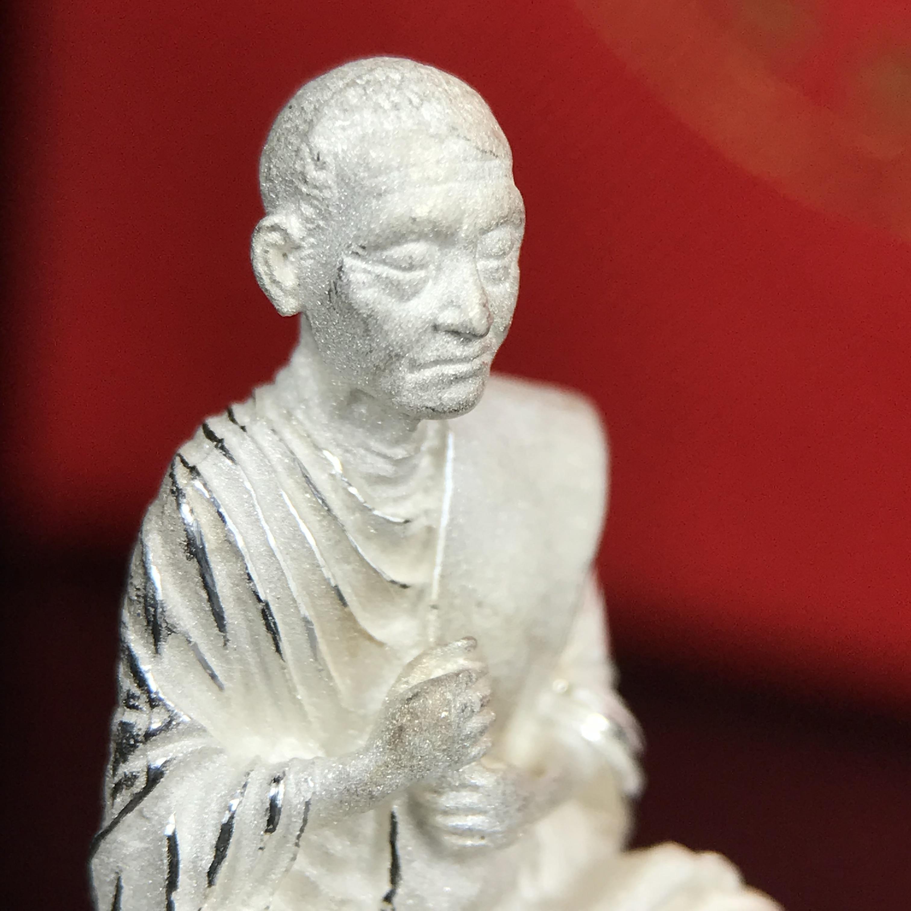 สมเด็จพุฒาจารย์ (โต พรหมรังสี) อนุสรณ์ 128 ปี สมเด็จพระญาณสังวร สมเด็จพระสังฆราช ทรงเมตตาอธิฐานจิต ปี 2543 มหาพุทธาภิเษก 3วาระ รูปเหมือนลอยองค์พิมพ์ใหญ่เนื้อเงิน ขนาด 1.5 x 2.5 ซม. ทรงคุณค่าทั้งด้านความงานด้านพุทธศิลป์ และพุทธคุณ(องค์หมายเลข ๑๐๘(เลขสวย)