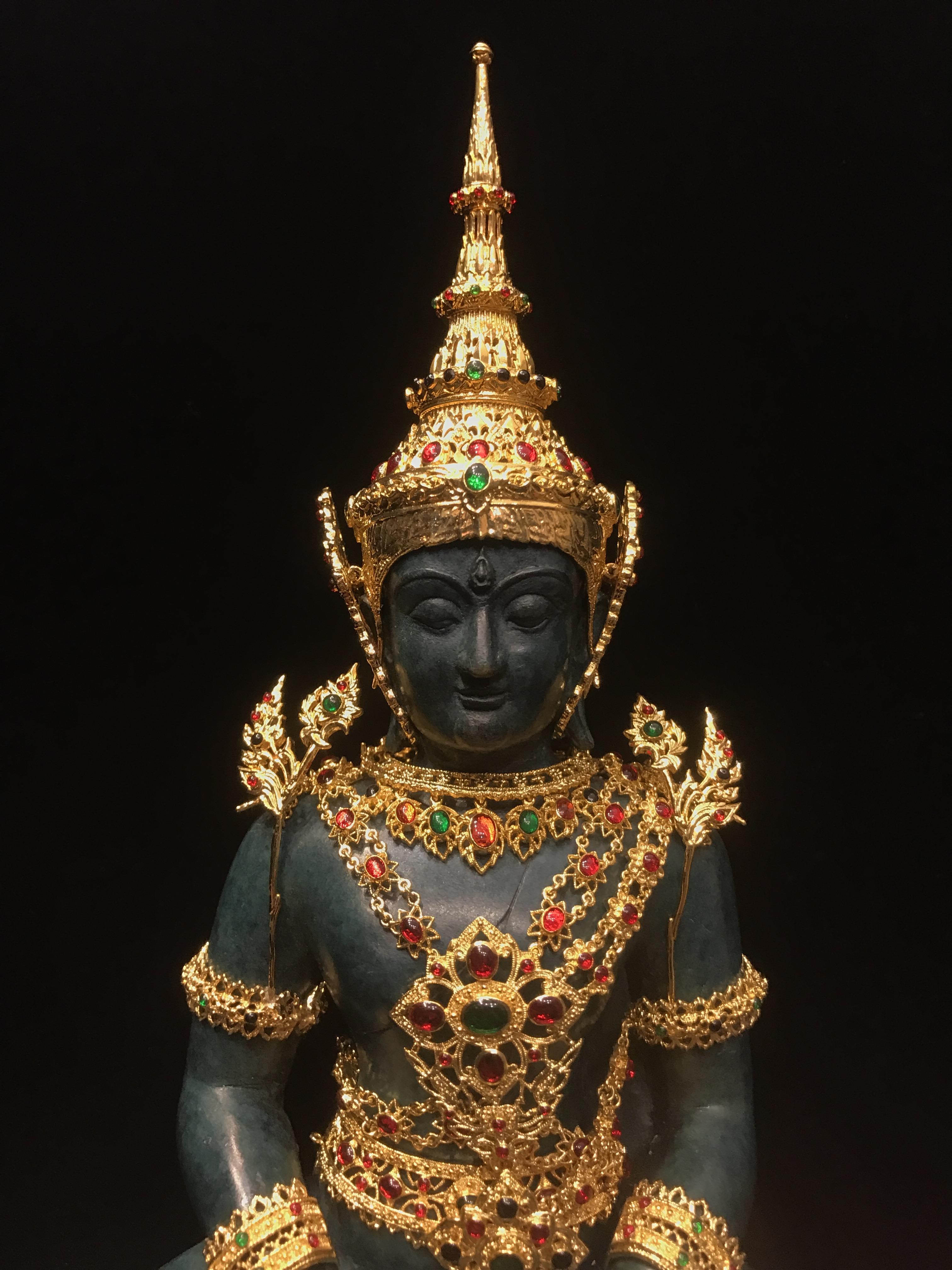 พระพุทธมหามณีรัตนปฏิมากร จำลอง (พระแก้วมรกต) ขนาดบูชาหน้าตัก 5 นิ้ว ตราสัญลักษณ์ ภ.ป.ร. รุ่นแรก ปี2547 เนื้อนวโลหะเคลือบสีเขียว(เครื่องทรงนวโลหะชุบทอง)